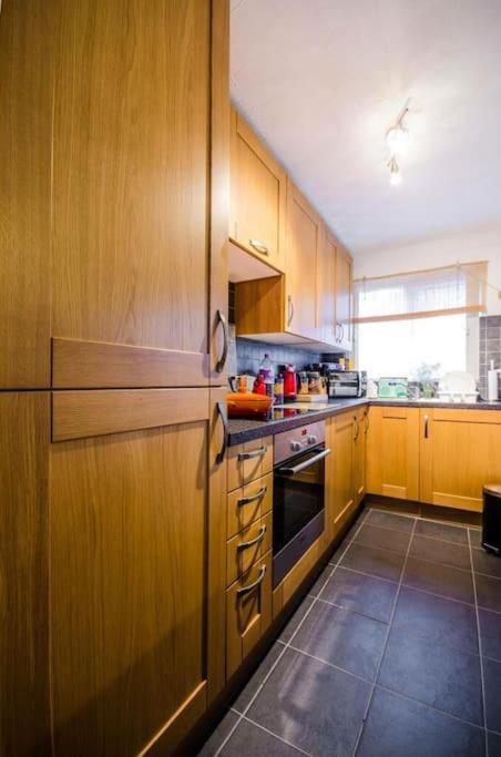 Full Close To Excel Centre, Airport , O2 Arena *