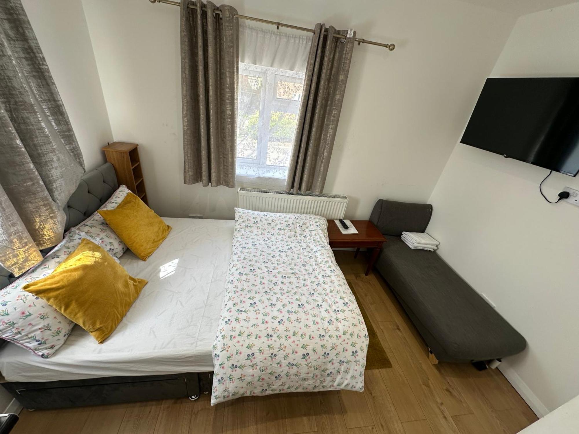 4th Flat With Private Own Bathroom A Luxury Family Setup And Furnished With Double Bed A Double Futon-sofa Bed A Single Futon Bed A Baby Cot And Garden And Free Parking *