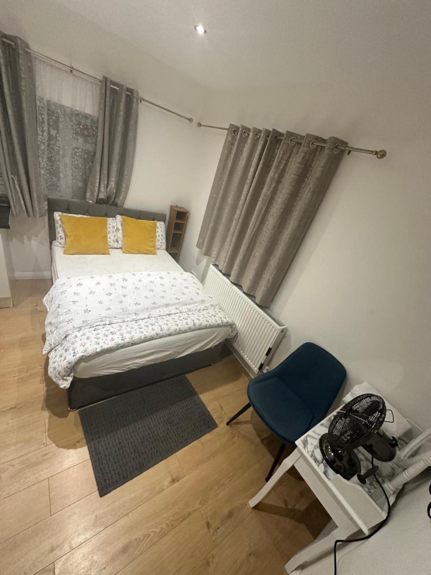4th Flat With Private Own Bathroom A Luxury Family Setup And Furnished With Double Bed A Double Futon-sofa Bed A Single Futon Bed A Baby Cot And Garden And Free Parking * Londen