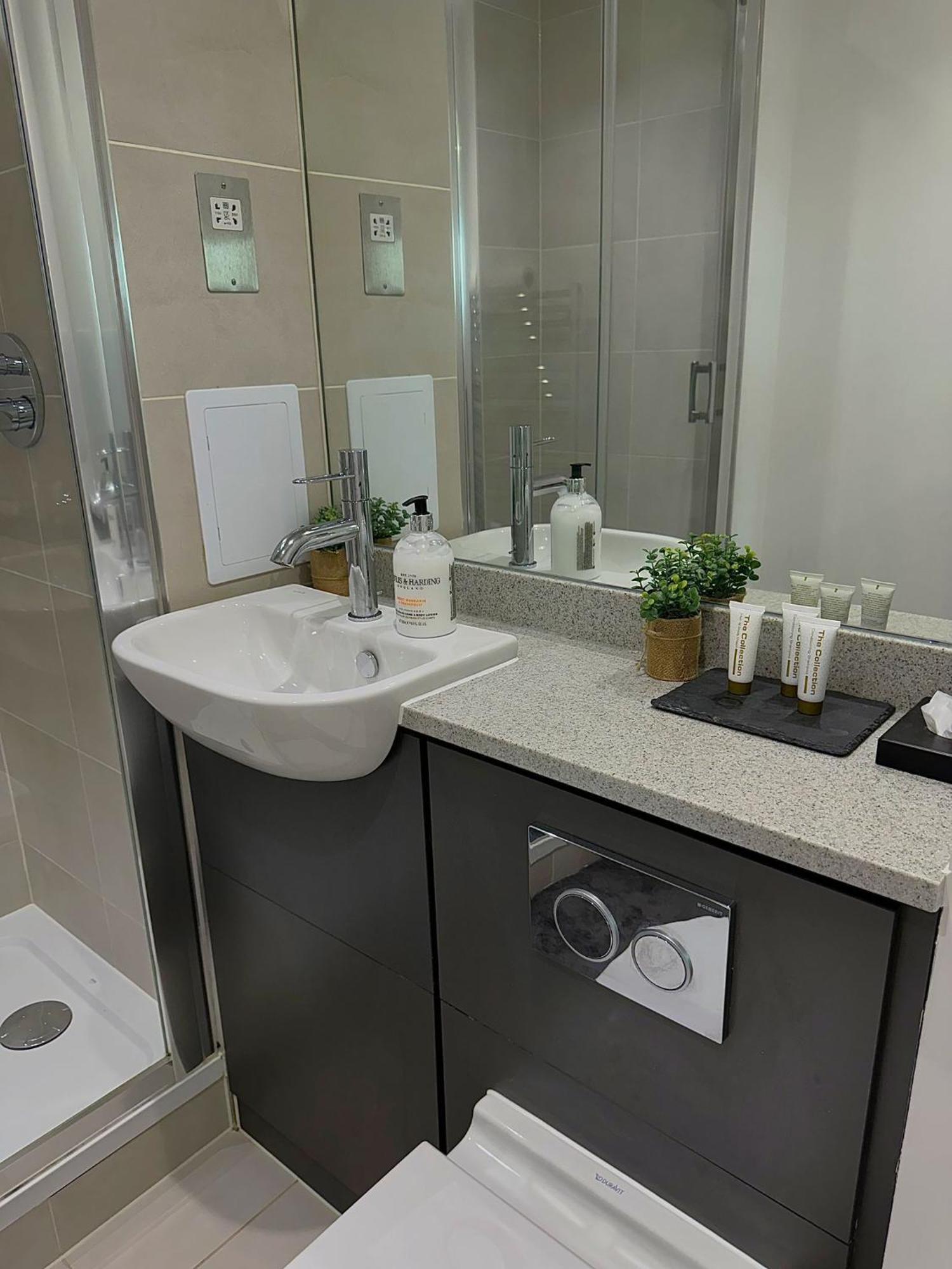 Kayz Lodge- Luxury Ensuite-private & Shared In A New House At The Olympic Village Overlooking Stratford Westfield And Tube Station * Londres
