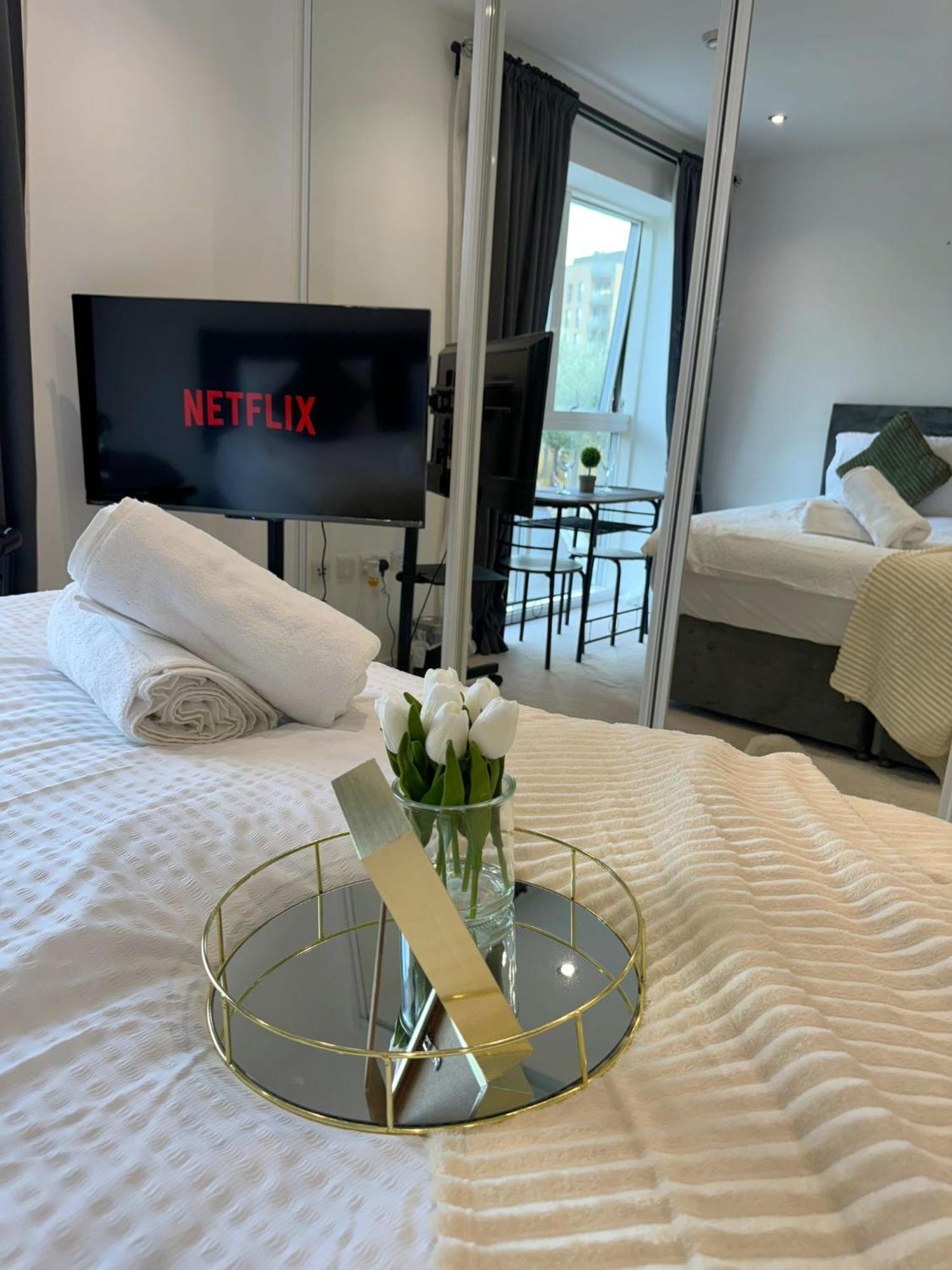 Alojamento Kayz Lodge- Luxury Ensuite-private & Shared In A New House At The Olympic Village Overlooking Stratford Westfield And Tube Station Londres