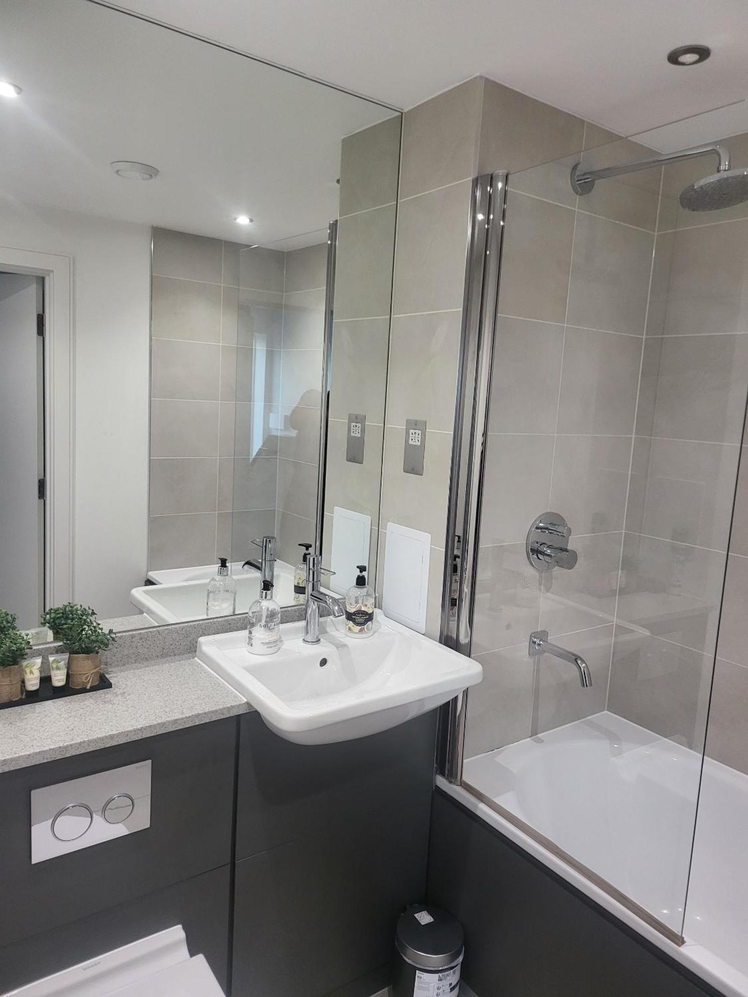 Kayz Lodge- Luxury Ensuite-private & Shared In A New House At The Olympic Village Overlooking Stratford Westfield And Tube Station Londres