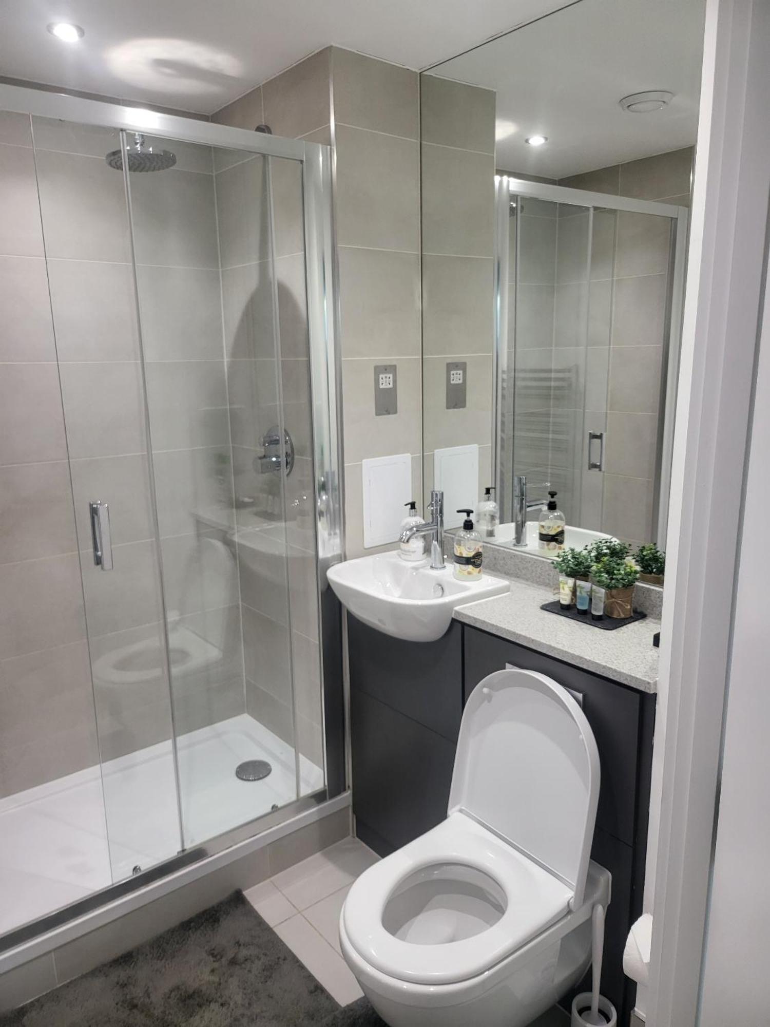 Alojamento Kayz Lodge- Luxury Ensuite-private & Shared In A New House At The Olympic Village Overlooking Stratford Westfield And Tube Station *