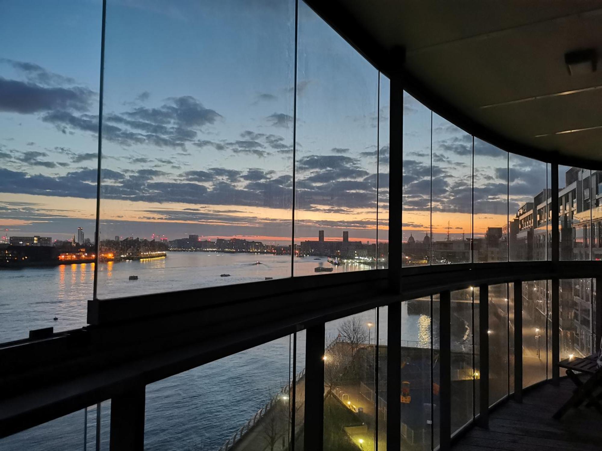In Flat With Stunning Thames River View * Londres