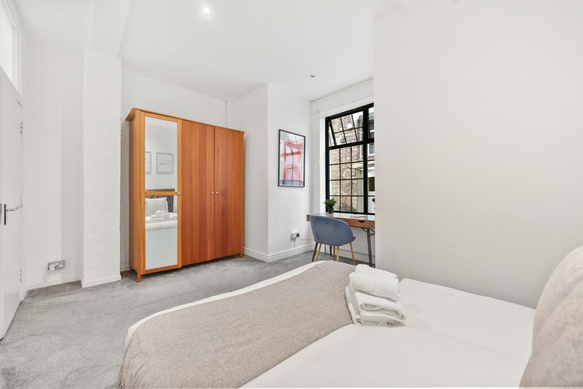 Centrally Located Spacious Three Bedroom Short Term & Flexible Renting Hackney With Free Wifi Apartamento
