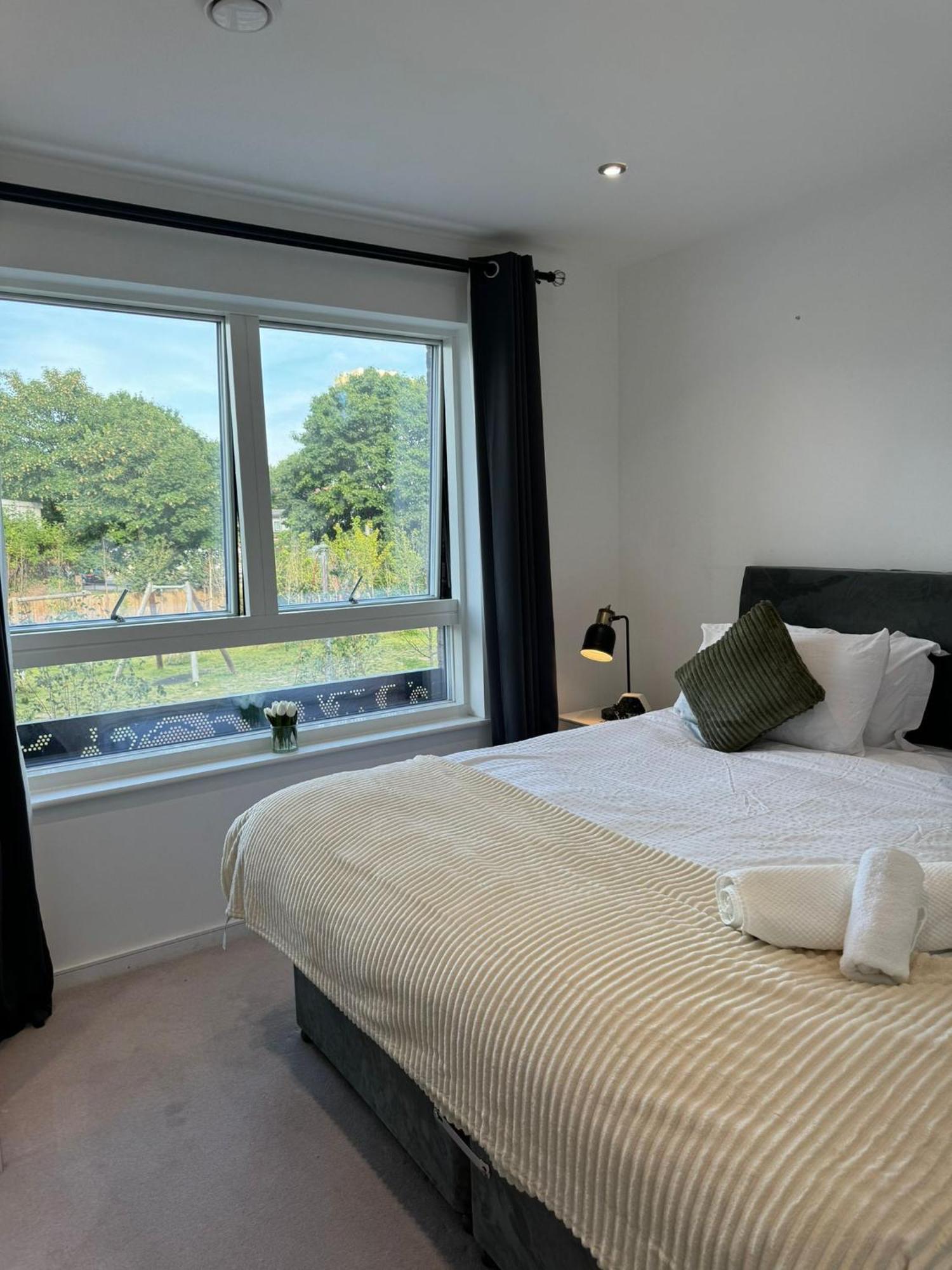 Kayz Lodge- Luxury Ensuite-private & Shared In A New House At The Olympic Village Overlooking Stratford Westfield And Tube Station Alojamento Londres