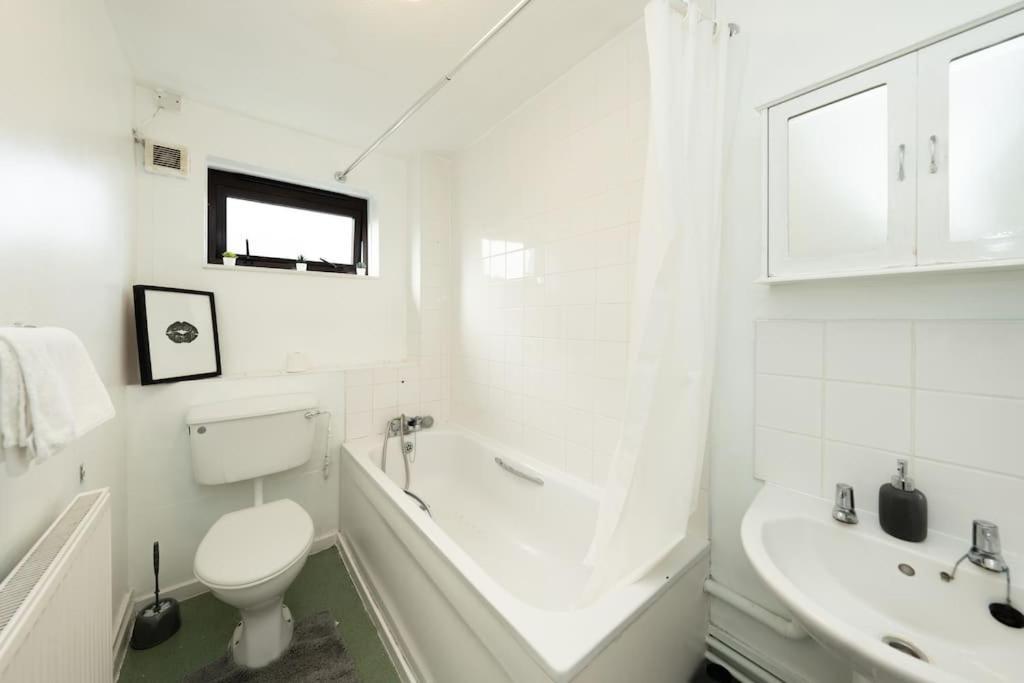 Idyllic Stylish With Fast Speed Broadband & Free Parking Apartamento Londres