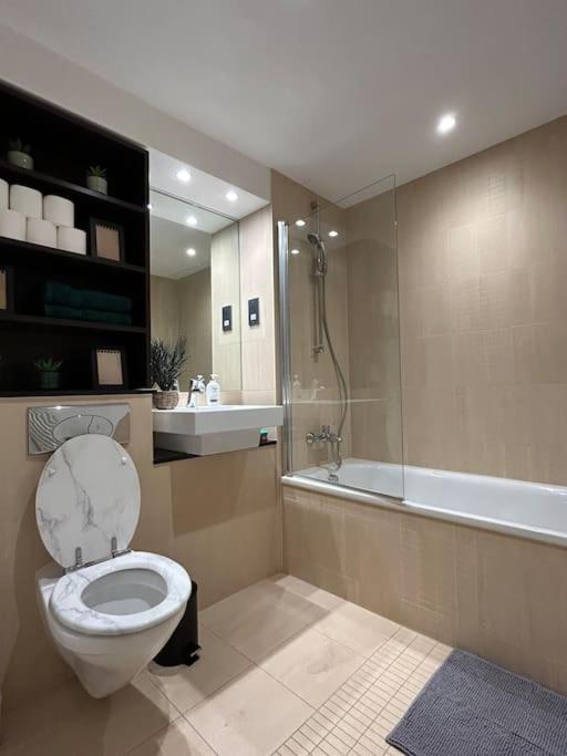 Newly Renovated & Modern 2-br Close To Canary Wharf * Londres