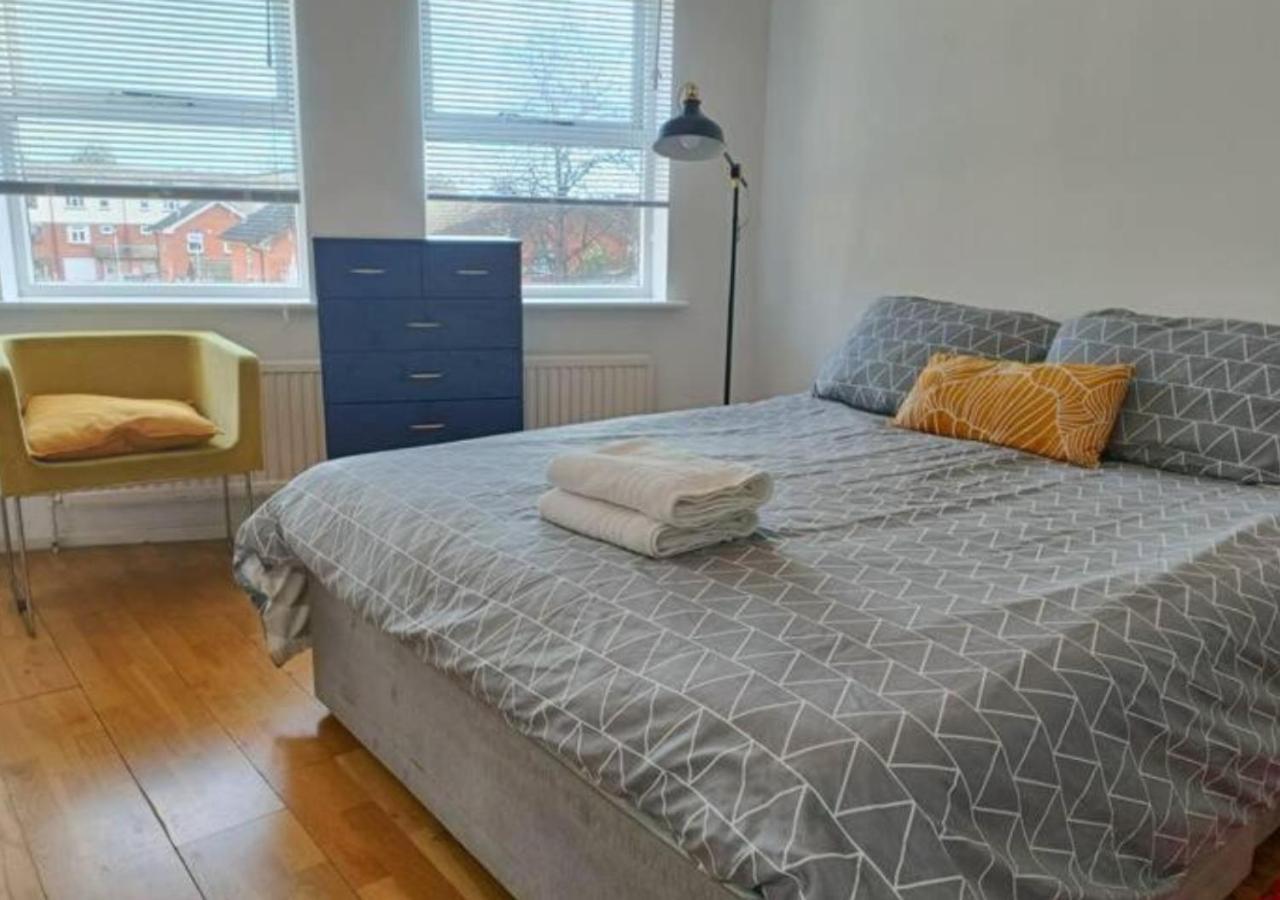 2 Bed Functional House Close To Manor Park Train Station Londres
