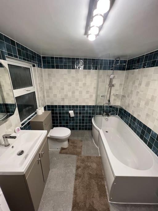 Appartement Stunning 2 Bed Located On High Street, 5 Minutes From New Cross Station, Free Parking, 1 Minute From Famous 5 Star Lit Shisha Bar And Restaurant *