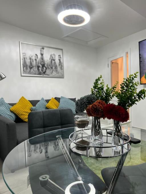 Stunning 2 Bed Located On High Street, 5 Minutes From New Cross Station, Free Parking, 1 Minute From Famous 5 Star Lit Shisha Bar And Restaurant Appartement Londres