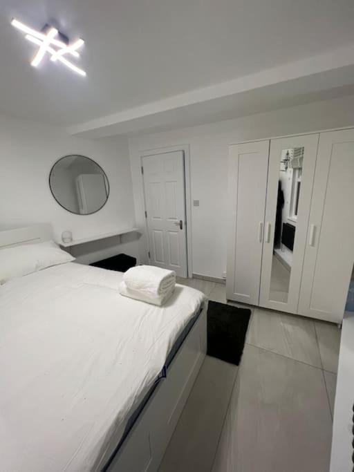 Stunning 2 Bed Located On High Street, 5 Minutes From New Cross Station, Free Parking, 1 Minute From Famous 5 Star Lit Shisha Bar And Restaurant Appartement *