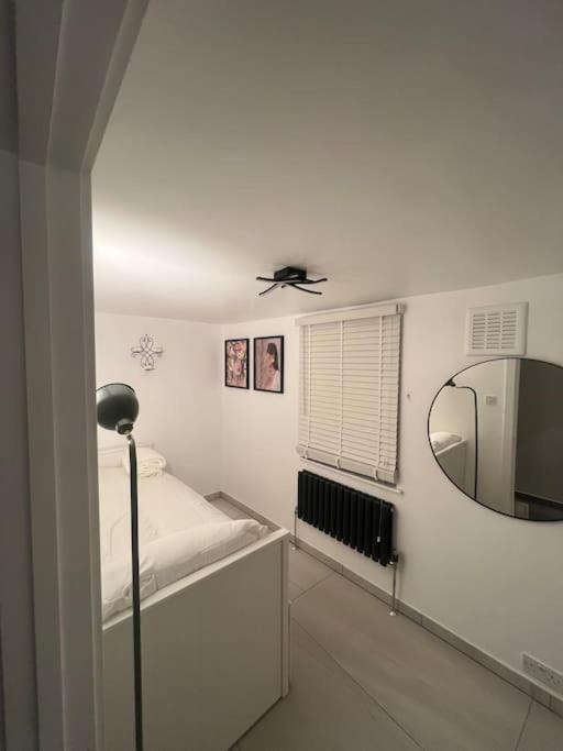 Stunning 2 Bed Located On High Street, 5 Minutes From New Cross Station, Free Parking, 1 Minute From Famous 5 Star Lit Shisha Bar And Restaurant Appartement *