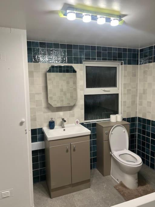 Stunning 2 Bed Located On High Street, 5 Minutes From New Cross Station, Free Parking, 1 Minute From Famous 5 Star Lit Shisha Bar And Restaurant Appartement Londres
