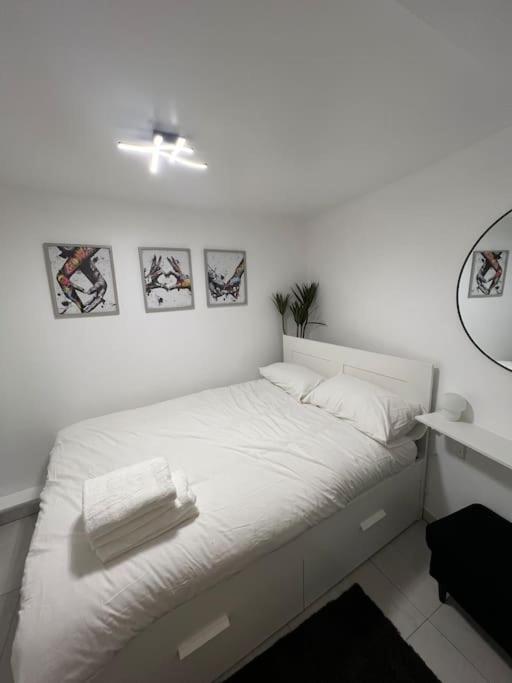 Stunning 2 Bed Located On High Street, 5 Minutes From New Cross Station, Free Parking, 1 Minute From Famous 5 Star Lit Shisha Bar And Restaurant Appartement *