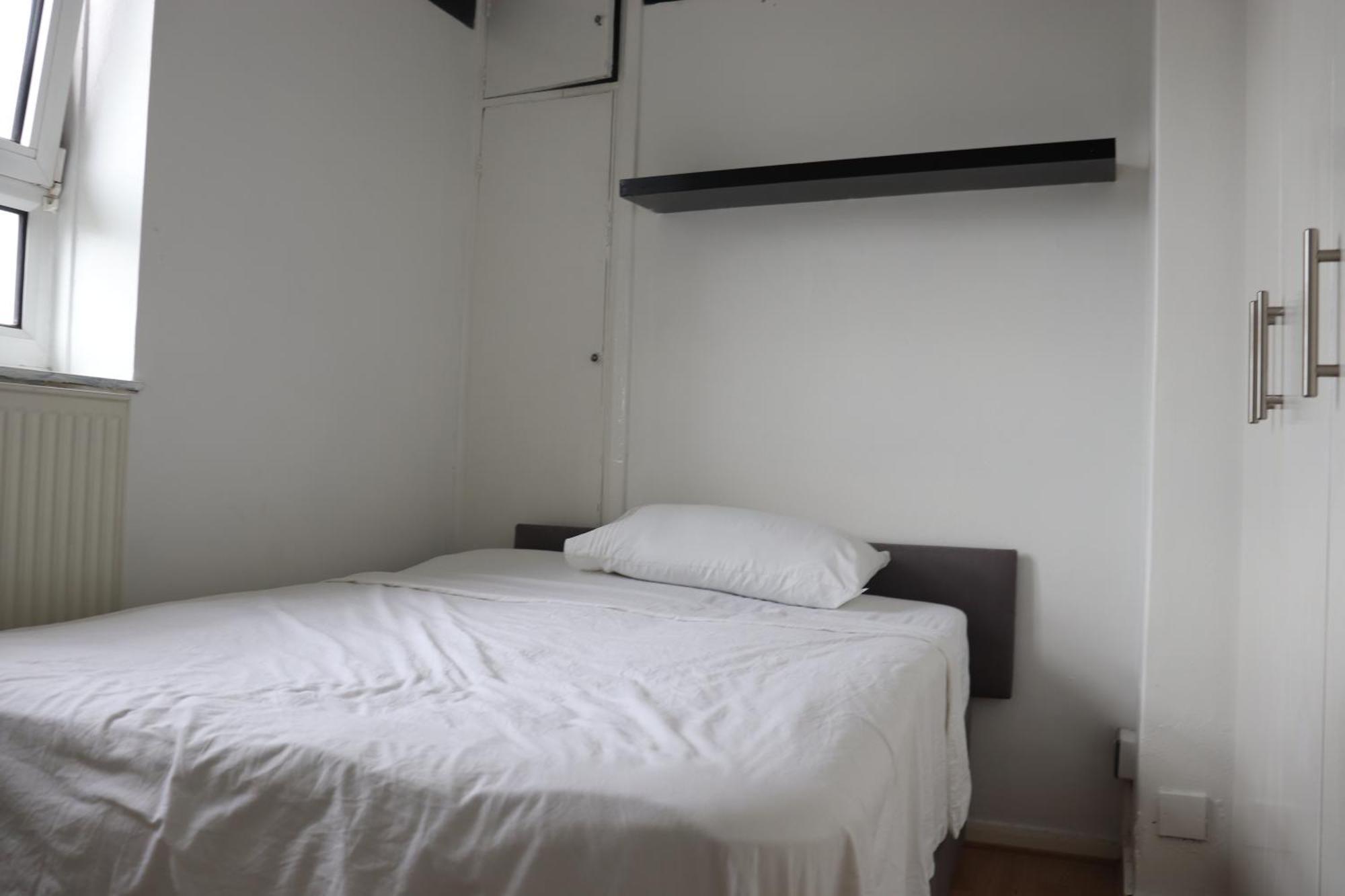 2 Bedroom Flat In Good Value Location * Londres