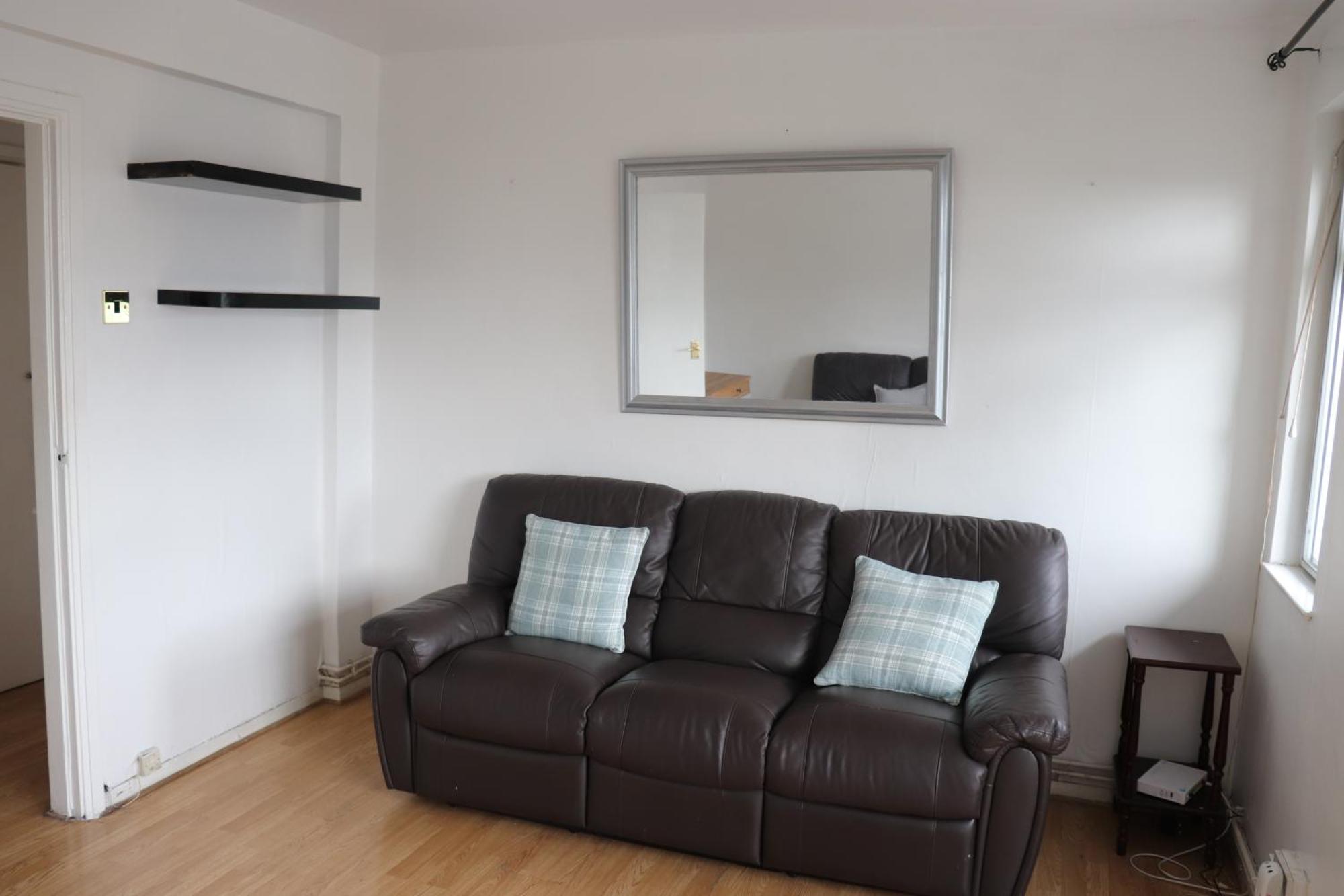 2 Bedroom Flat In Good Value Location * Londres