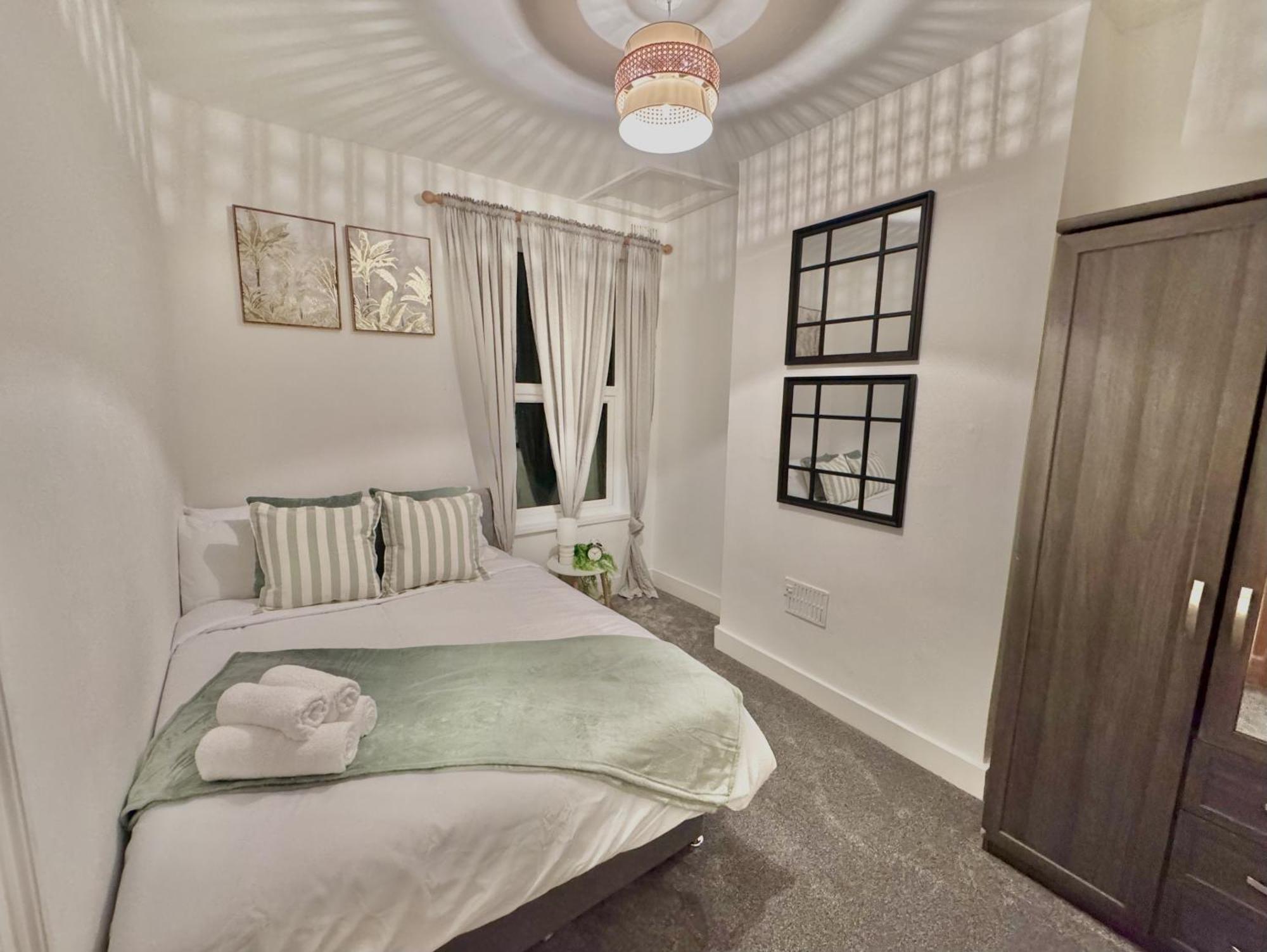 Spacious 3 Bedroom House Near London, O2, Excel, Stratford, Tube Station & Parking Available Holiday home *