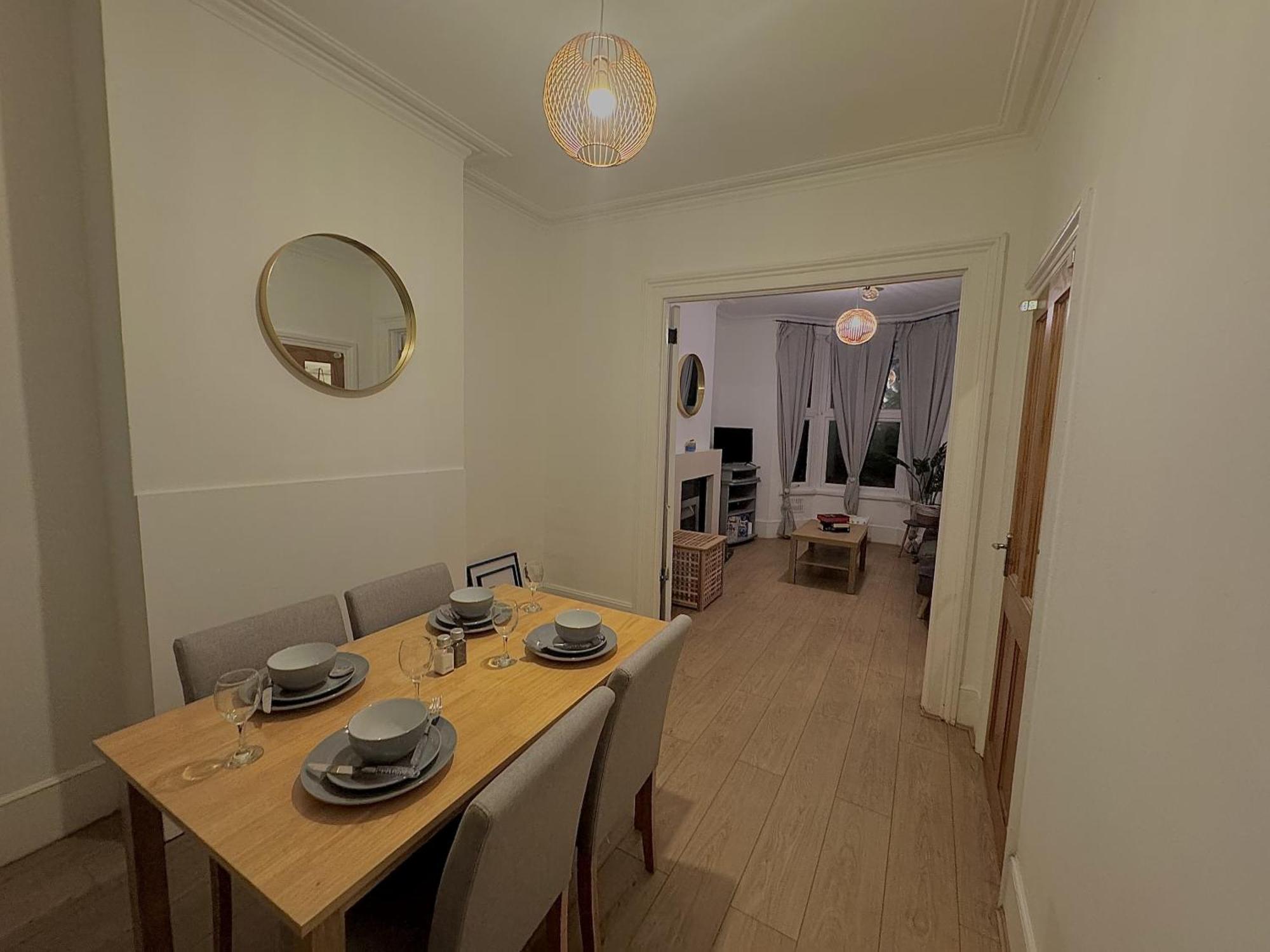 Spacious 3 Bedroom House Near London, O2, Excel, Stratford, Tube Station & Parking Available Holiday home *