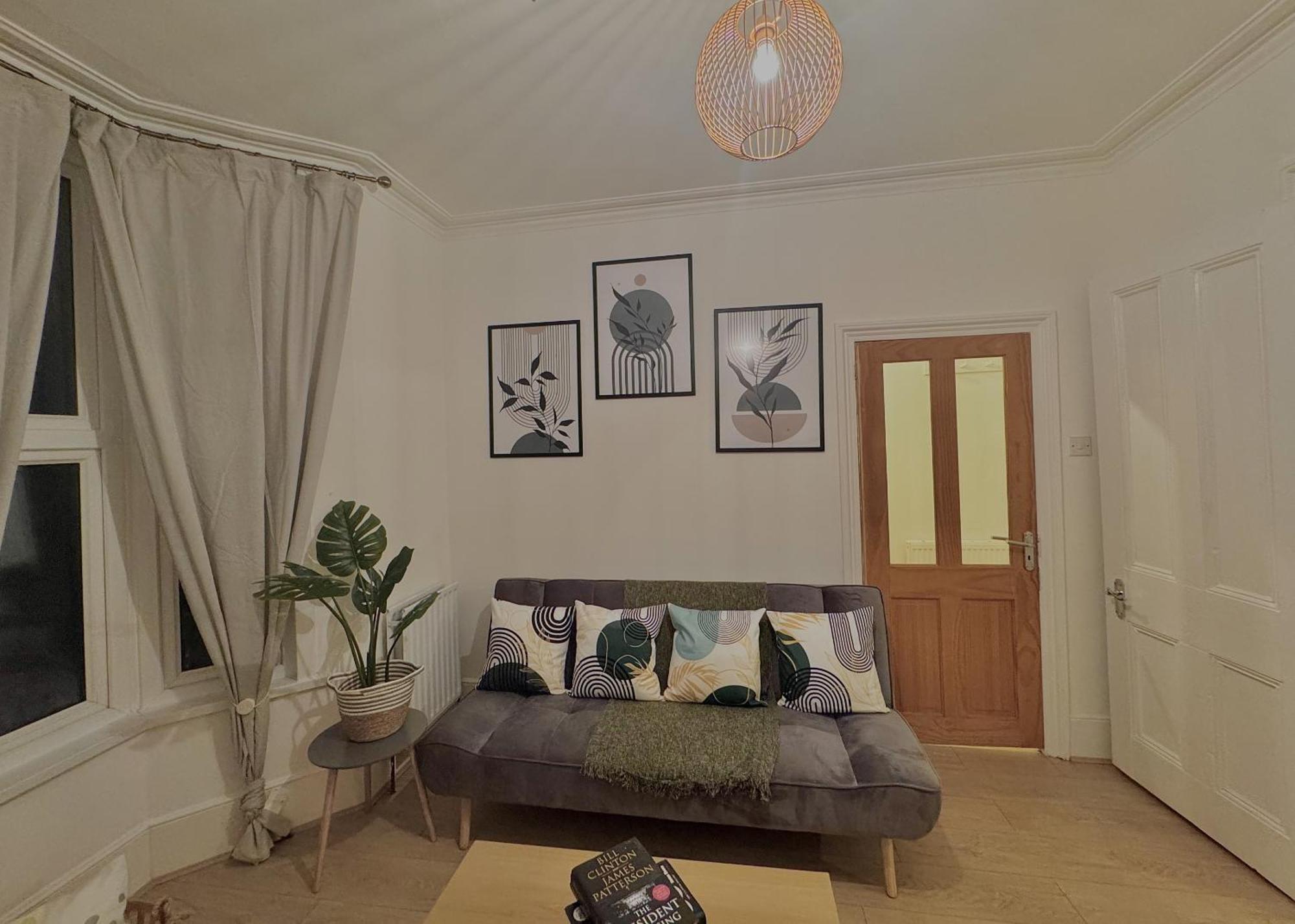 Holiday home Spacious 3 Bedroom House Near London, O2, Excel, Stratford, Tube Station & Parking Available *