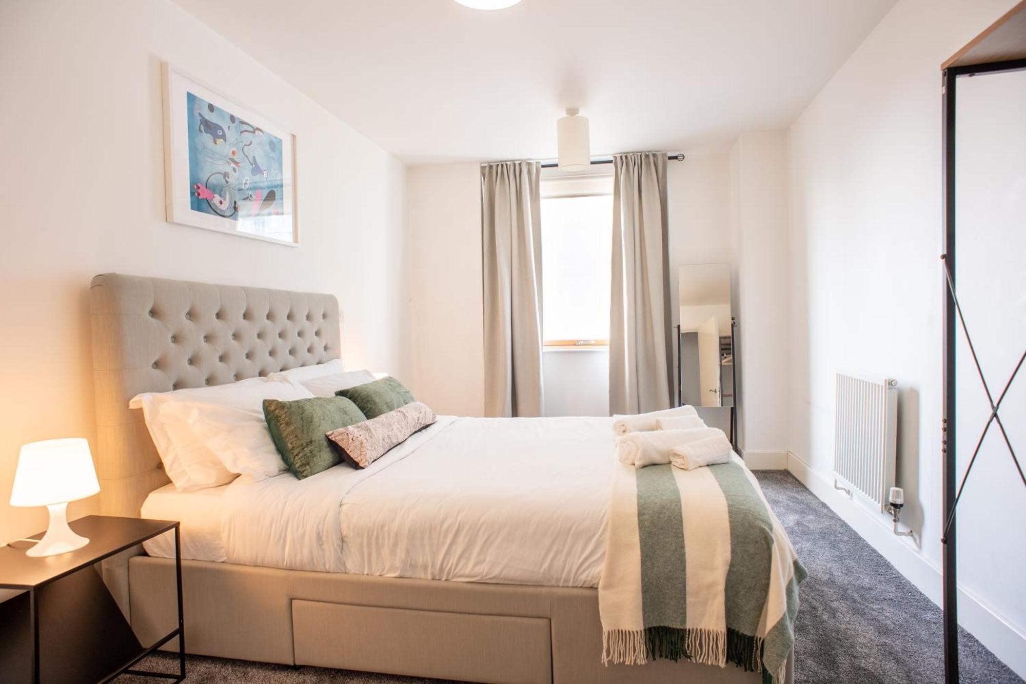 Luxury Cosy With Stunning Skyline Views!