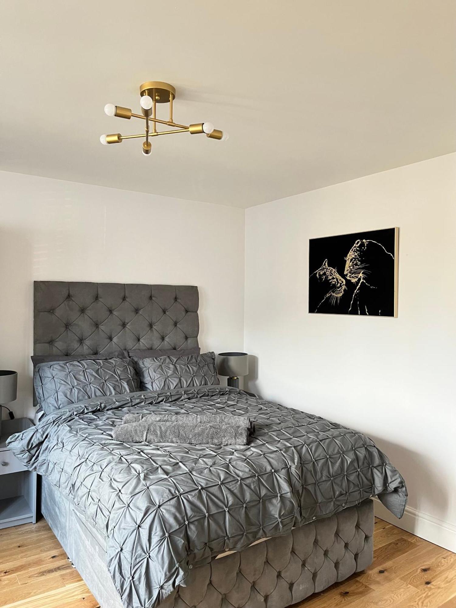 Beautiful Entire Flat In Apartment *