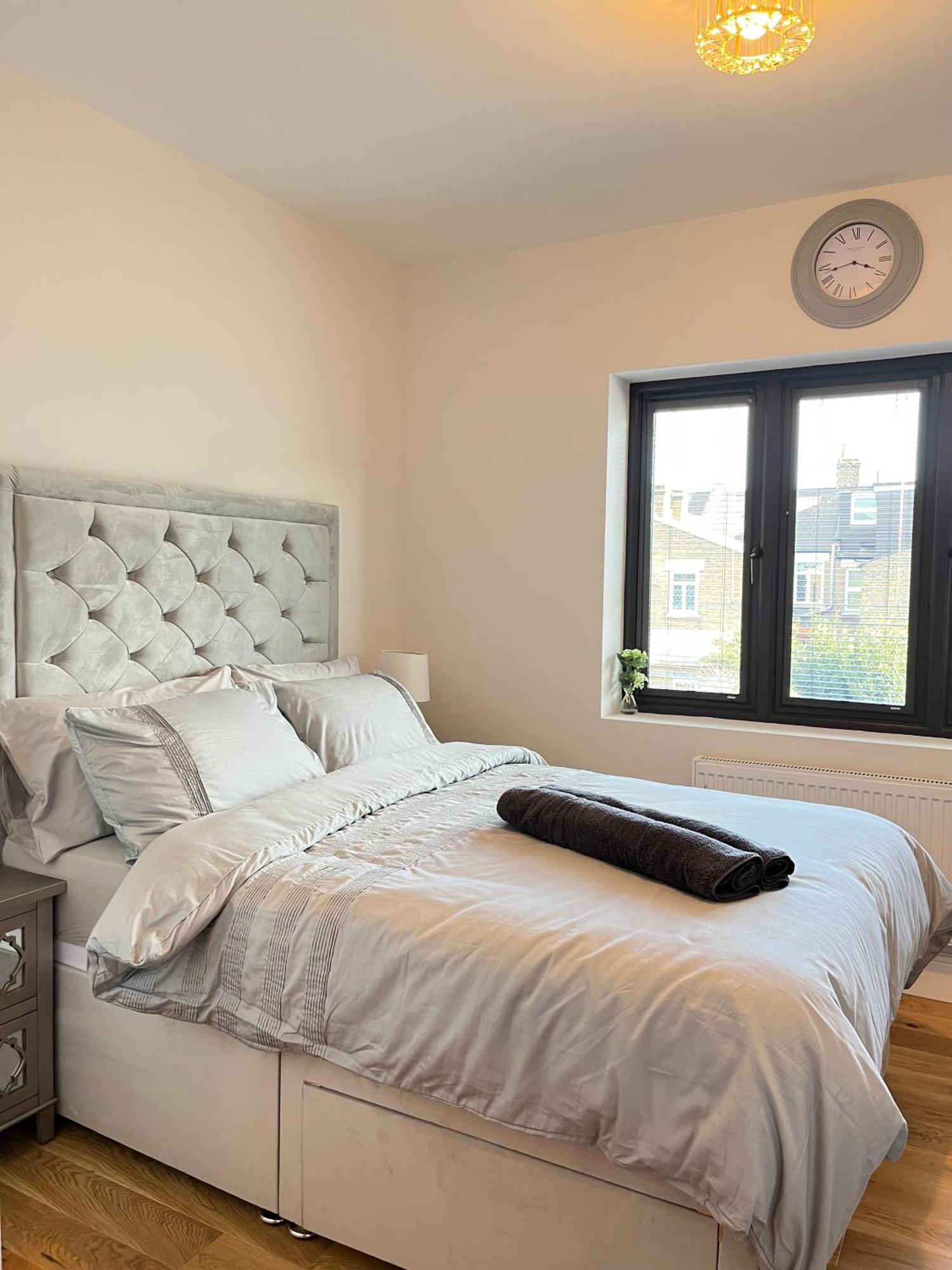 Beautiful Entire Flat In Apartment London