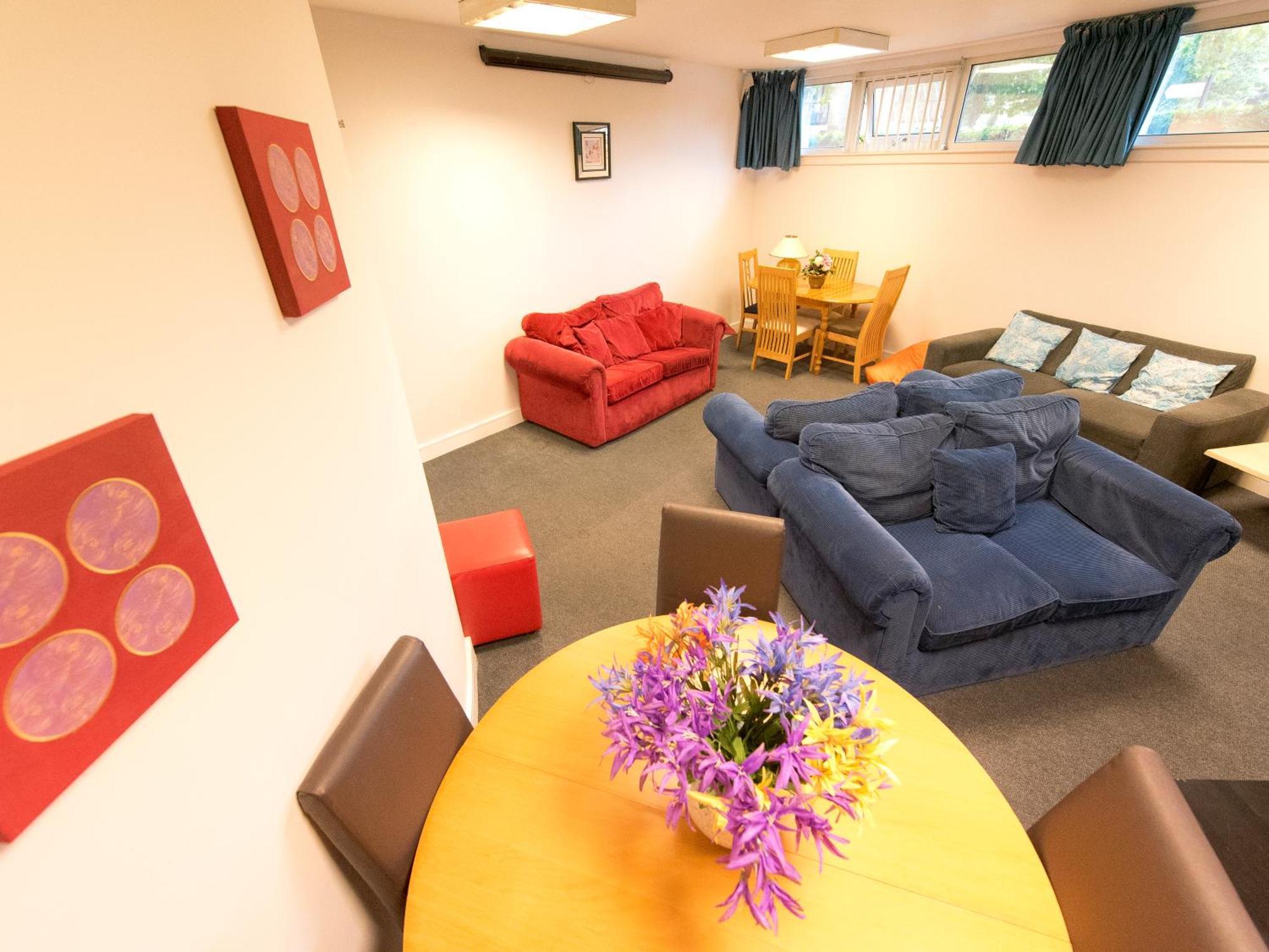 Yha Thameside Hostel *
