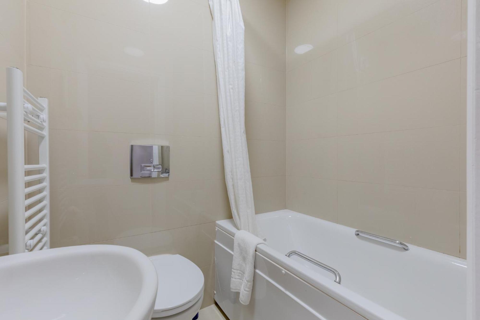 Spacious 2bd Flat Short Walk From Excel Apartamento