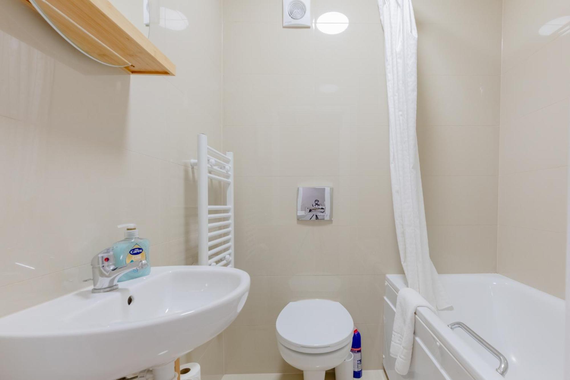 Spacious 2bd Flat Short Walk From Excel Apartamento Londres