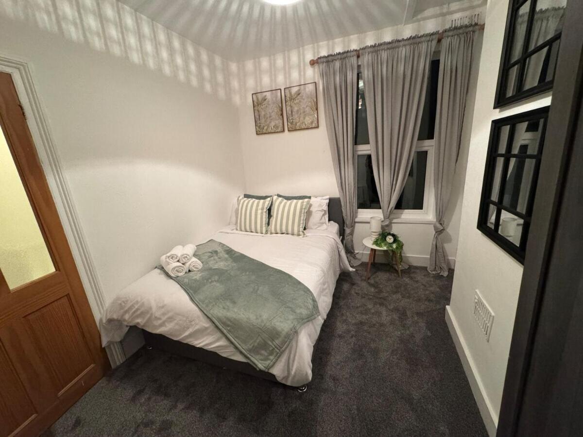 Spacious 3 Bedroom House Near London, O2, Excel, Stratford, Tube Station & Parking Available *