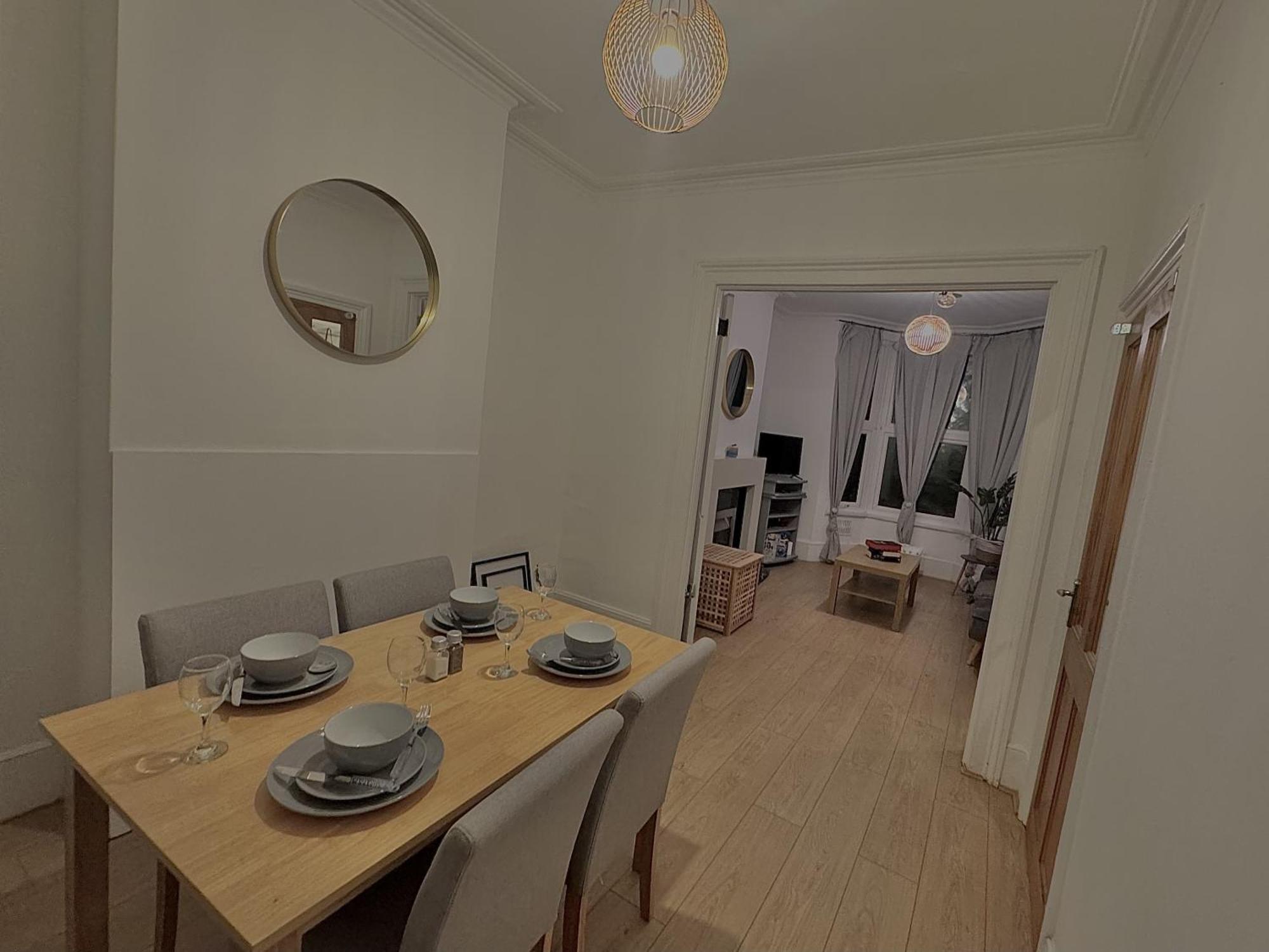 Spacious 3 Bedroom House Near London, O2, Excel, Stratford, Tube Station & Parking Available Holiday home *