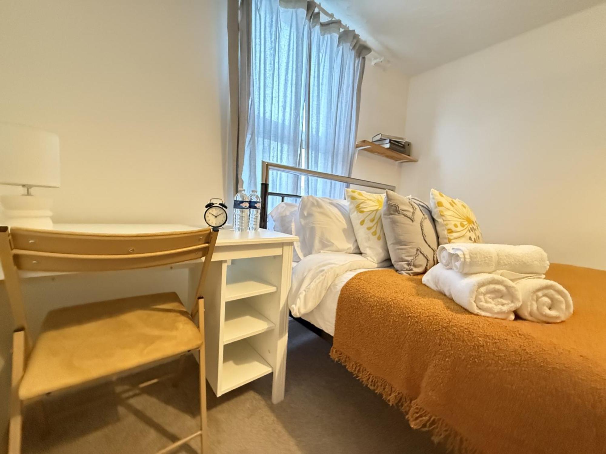 Spacious 3 Bedroom House Near London, O2, Excel, Stratford, Tube Station & Parking Available Holiday home