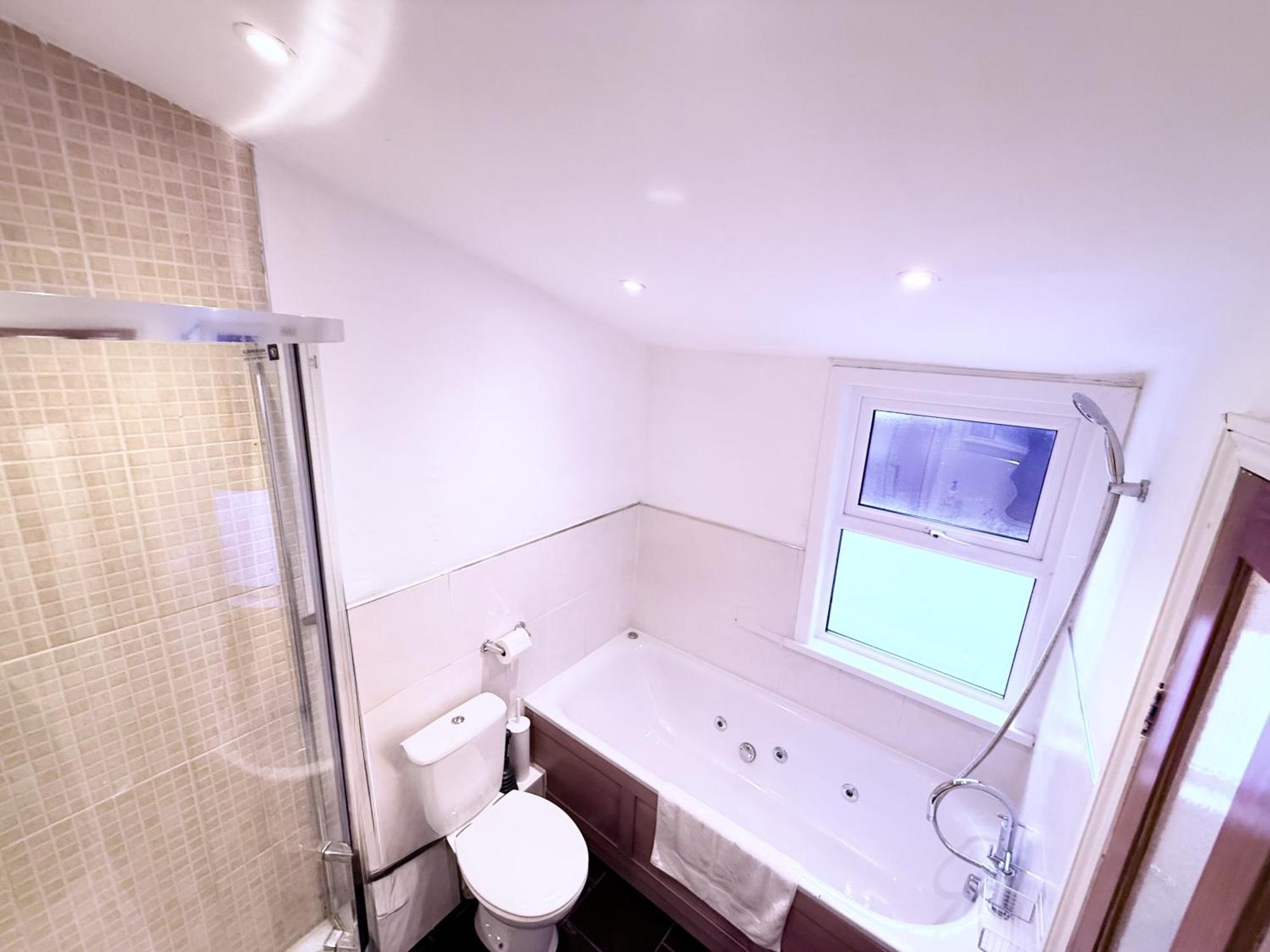 Holiday home Spacious 3 Bedroom House Near London, O2, Excel, Stratford, Tube Station & Parking Available *