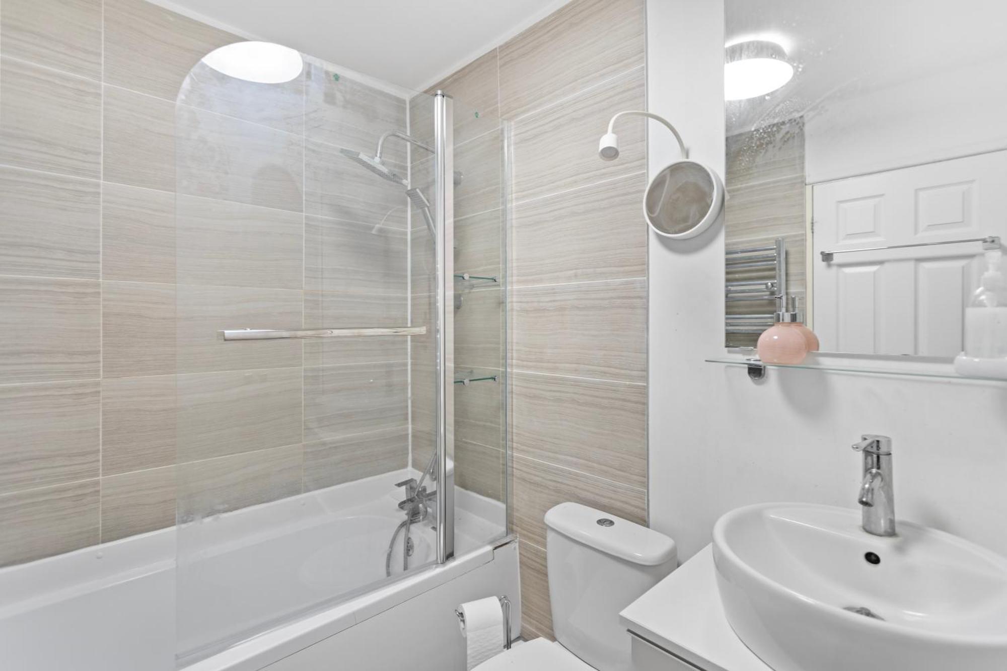 Hébergement de vacances 3 Bed W 2 Bathrooms &free Parking Sleeps 6 *