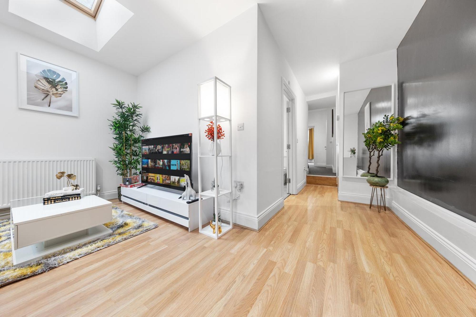 Immaculate 2-bed Escape- Sleeps 6- Garden & Parking - 15 Mins To Central- Save 20 Percent Weekly! Apartment London