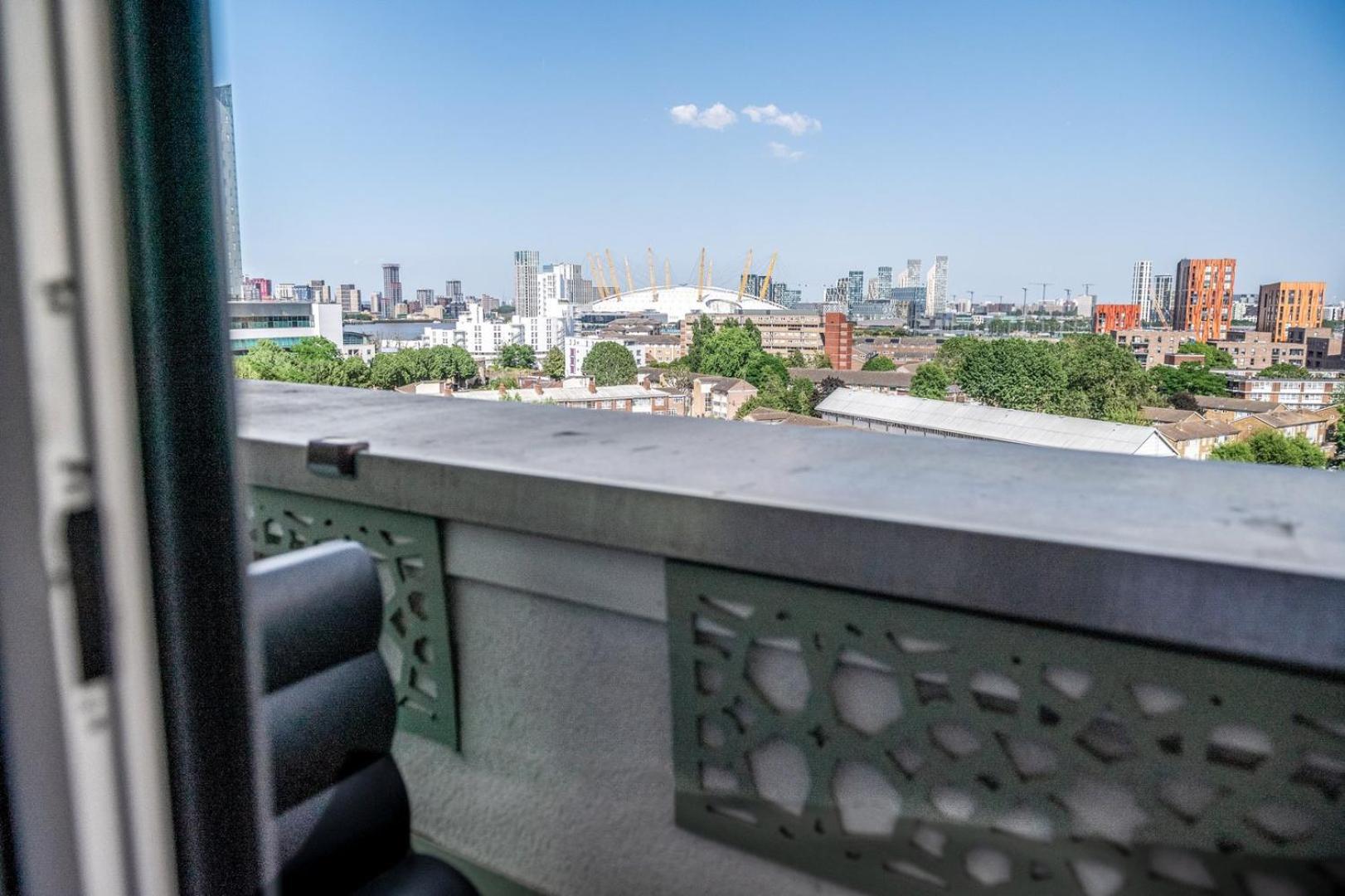 Apartment Canary Wharf Retreat With Free Secure Parking London