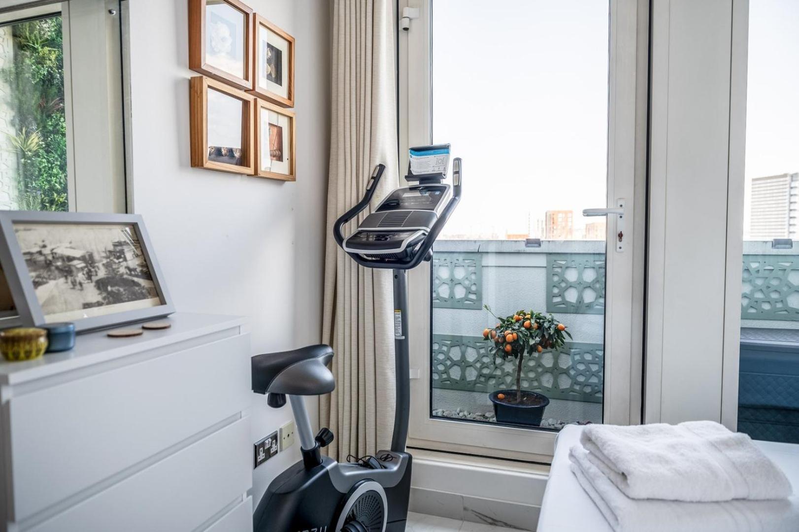 Canary Wharf Retreat With Free Secure Parking Apartment