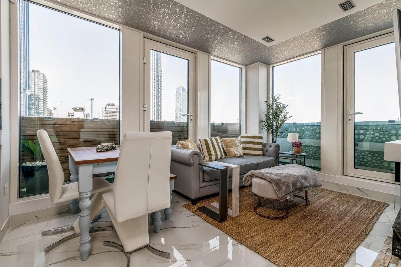 Canary Wharf Retreat With Free Secure Parking Apartment *