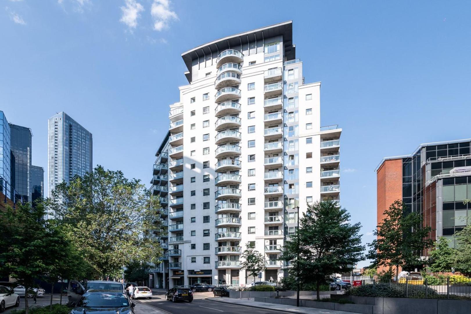 Canary Wharf Retreat With Free Secure Parking * London