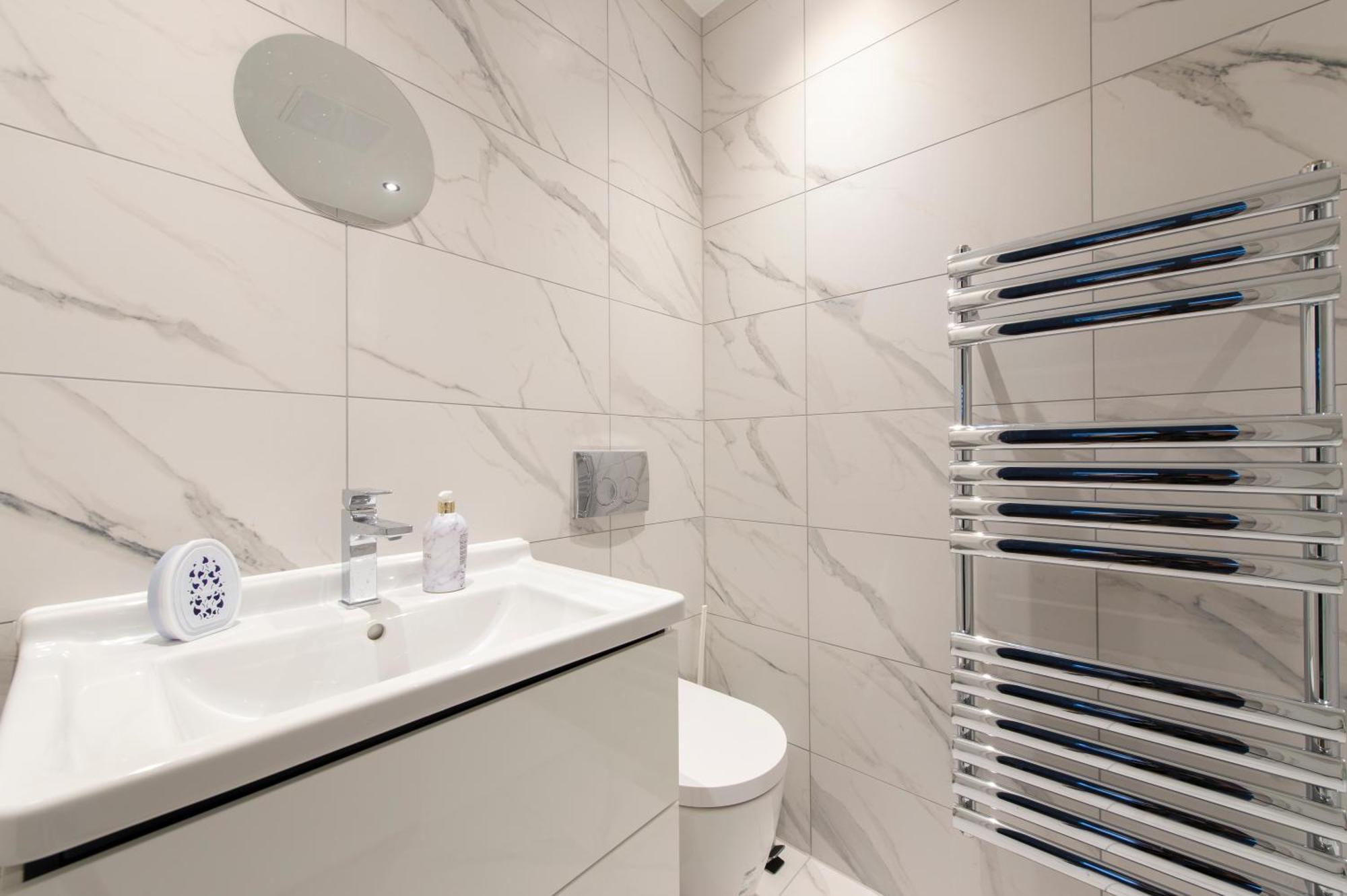 Exquisite 3br Duplex Period Conversion, Air-con & Amenities Apartamento *