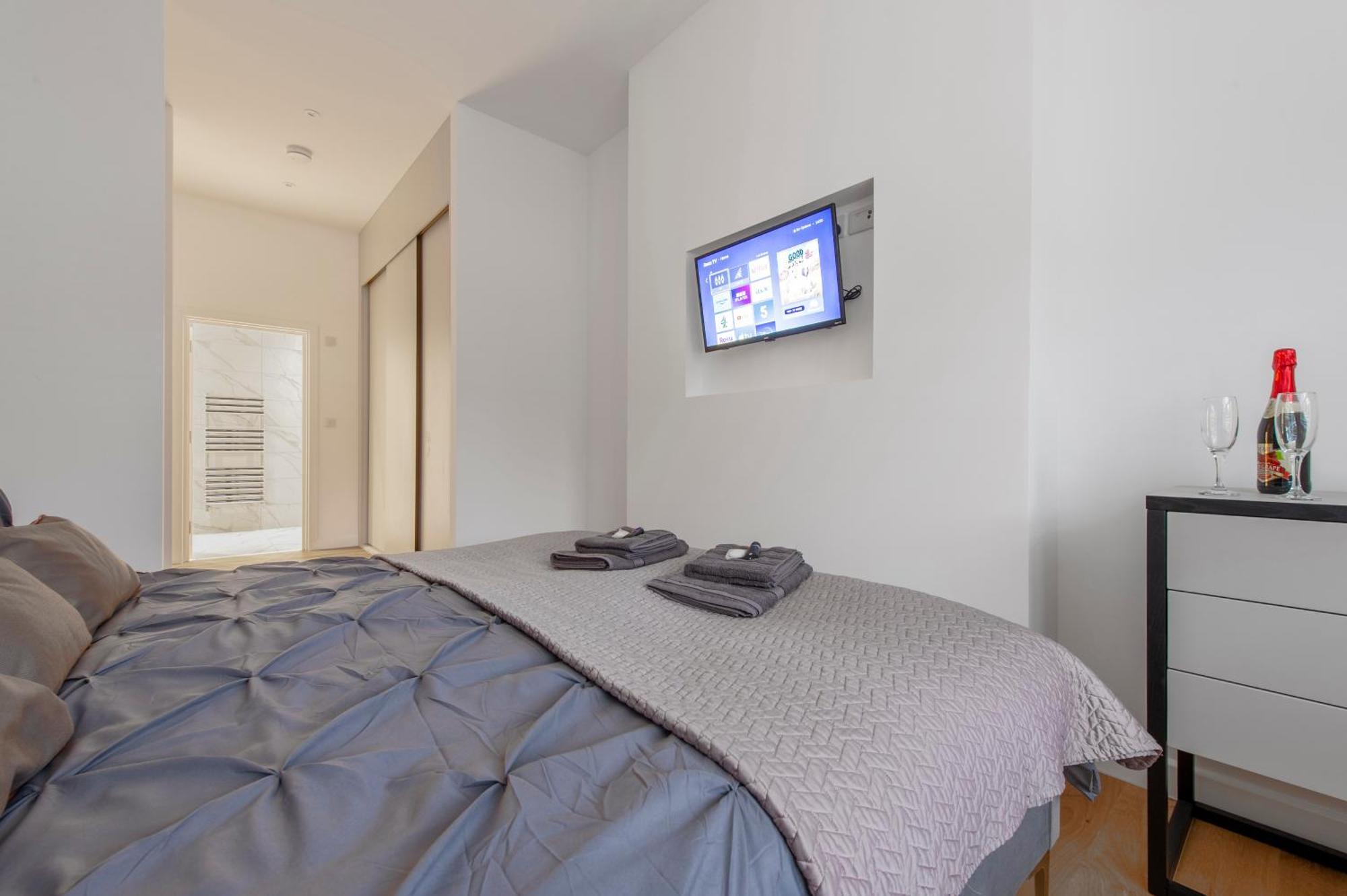 Exquisite 3br Duplex Period Conversion, Air-con & Amenities *