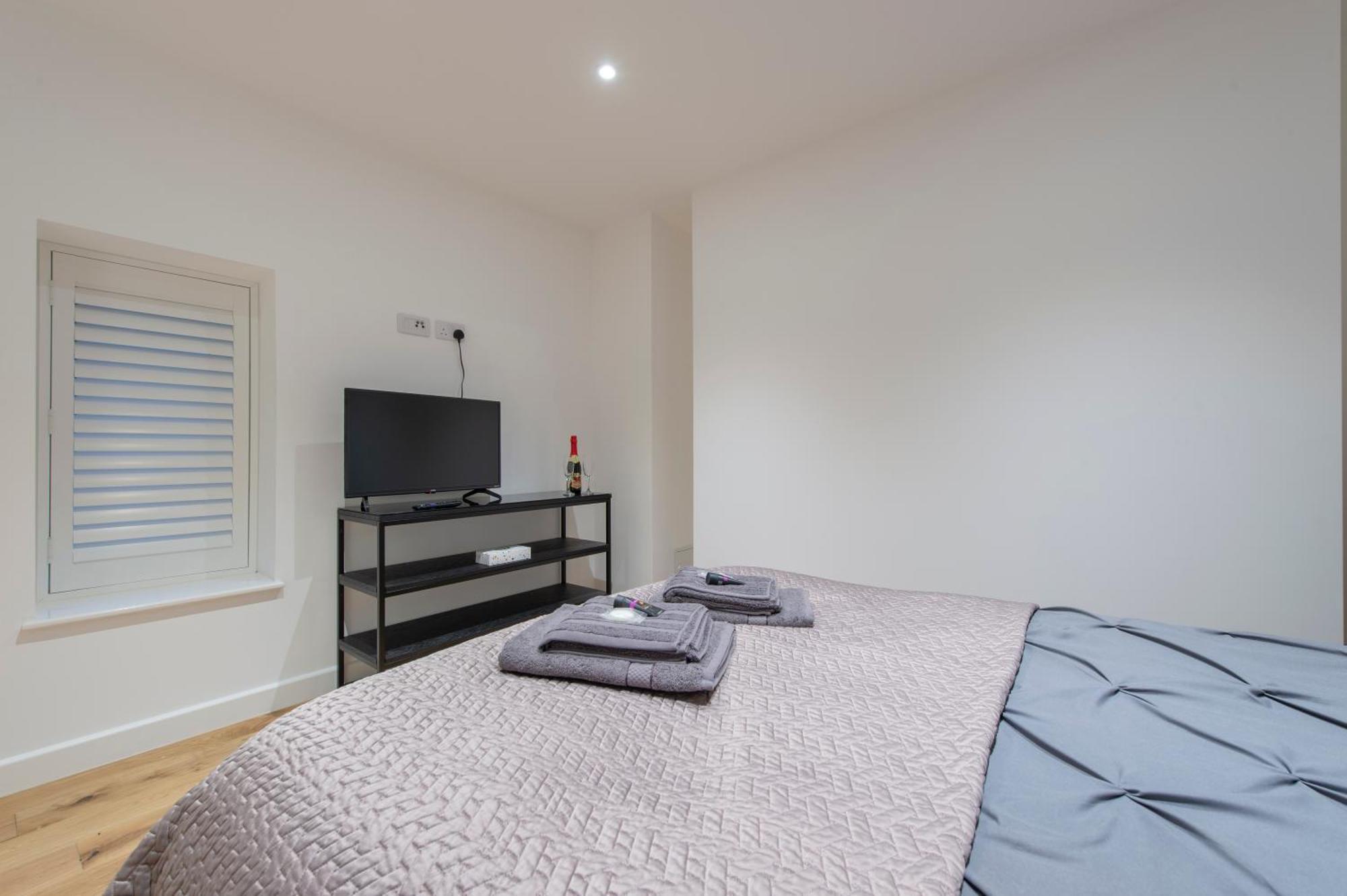 Exquisite 3br Duplex Period Conversion, Air-con & Amenities *