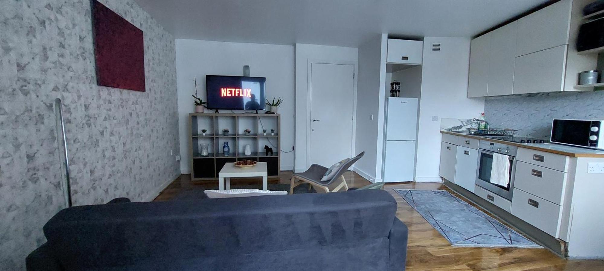 Charming 1bdr Serviced Condo! 4 Guests Pool N Free Parking Apartamento Londres