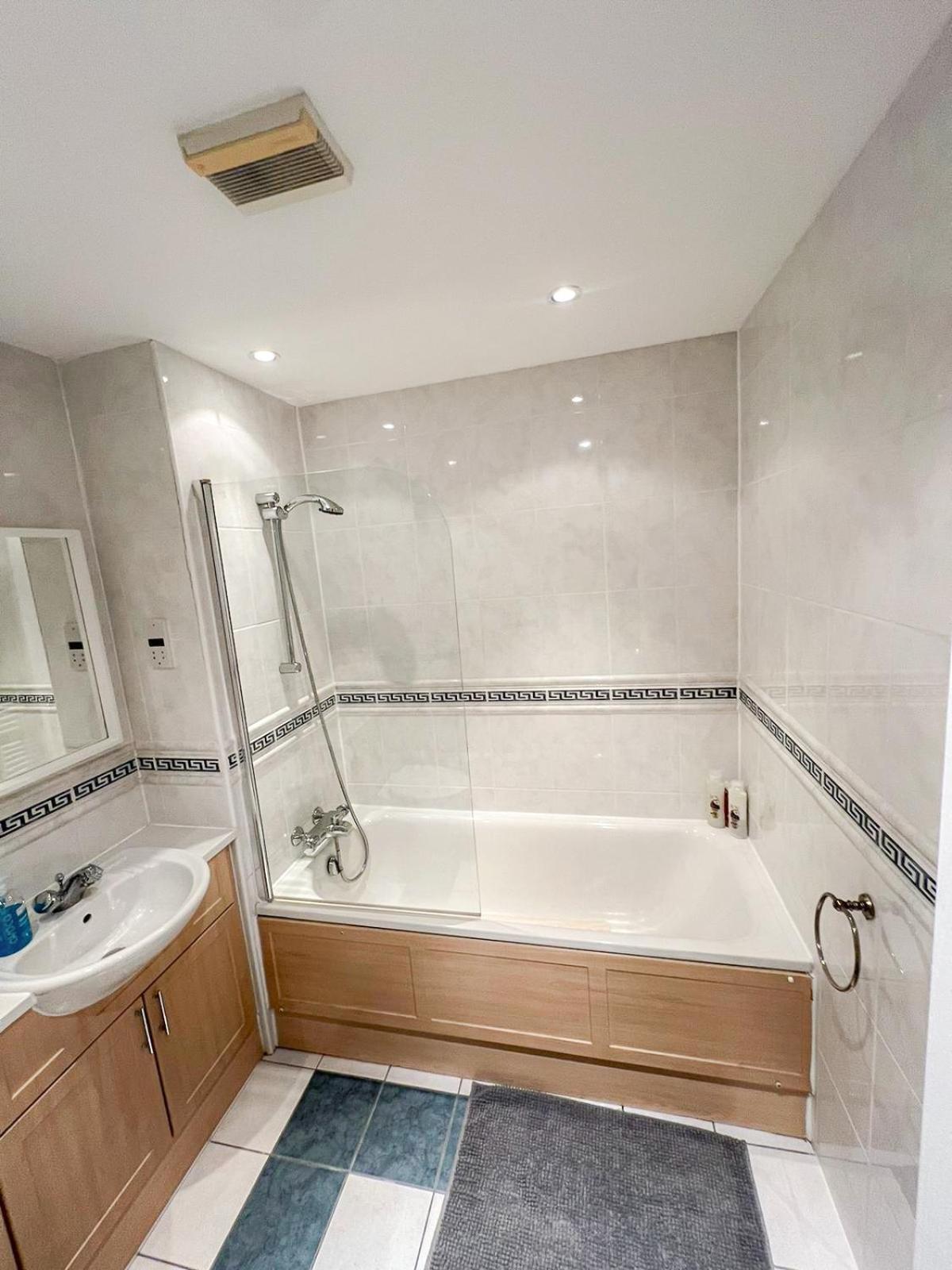 Apartamento 3 Bedroom Flat With Free Secured Parking In Borough Near The Shard, Bermondsey Londres