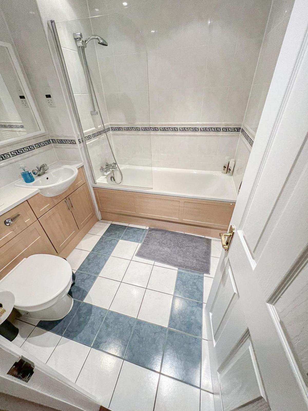 Apartamento 3 Bedroom Flat With Free Secured Parking In Borough Near The Shard, Bermondsey Londres