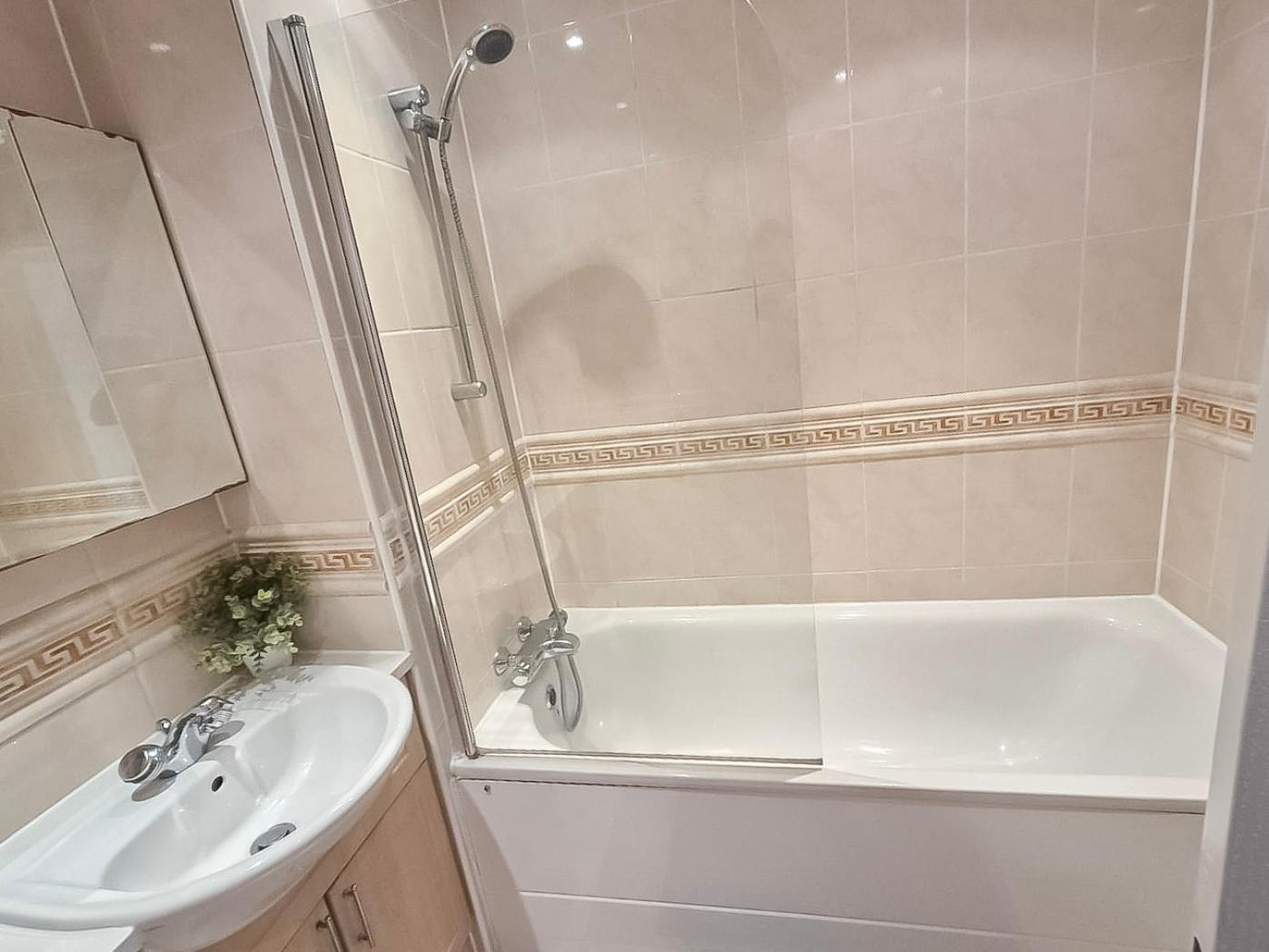 Apartamento 3 Bedroom Flat With Free Secured Parking In Borough Near The Shard, Bermondsey *