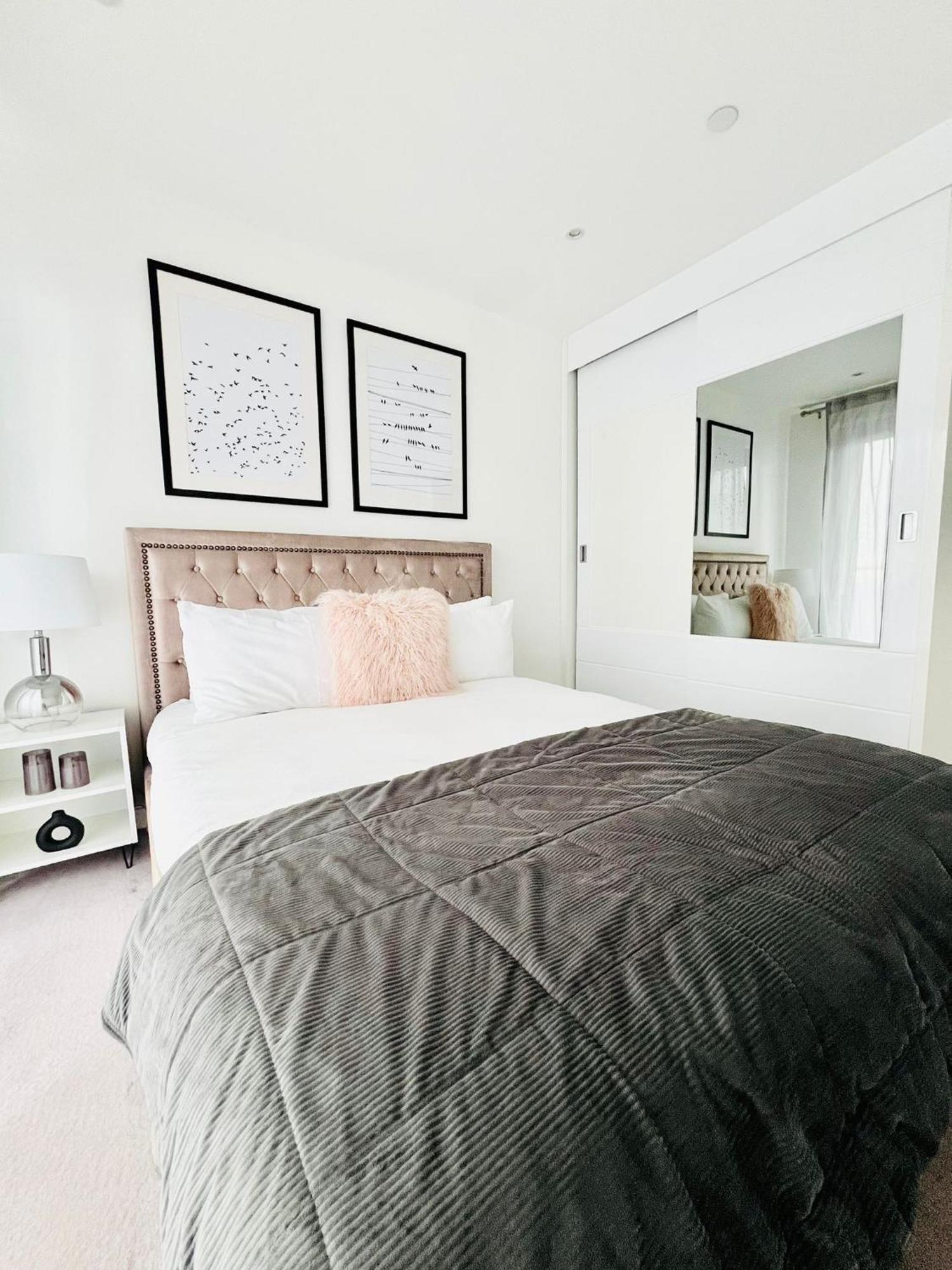 Canary Wharf - Skyline Views- Location *