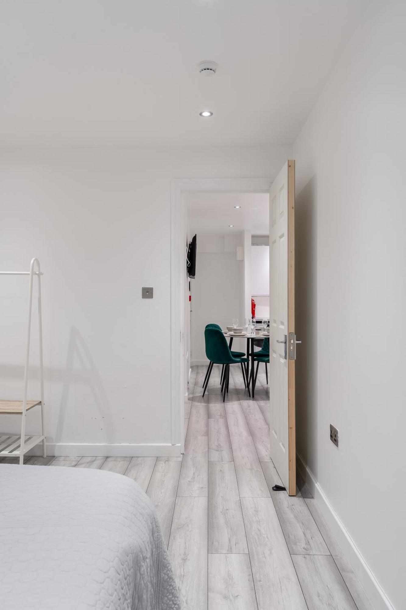 Beautiful Flat Near - Entire Flat - Equipped Kitchen - Private Bathroom *