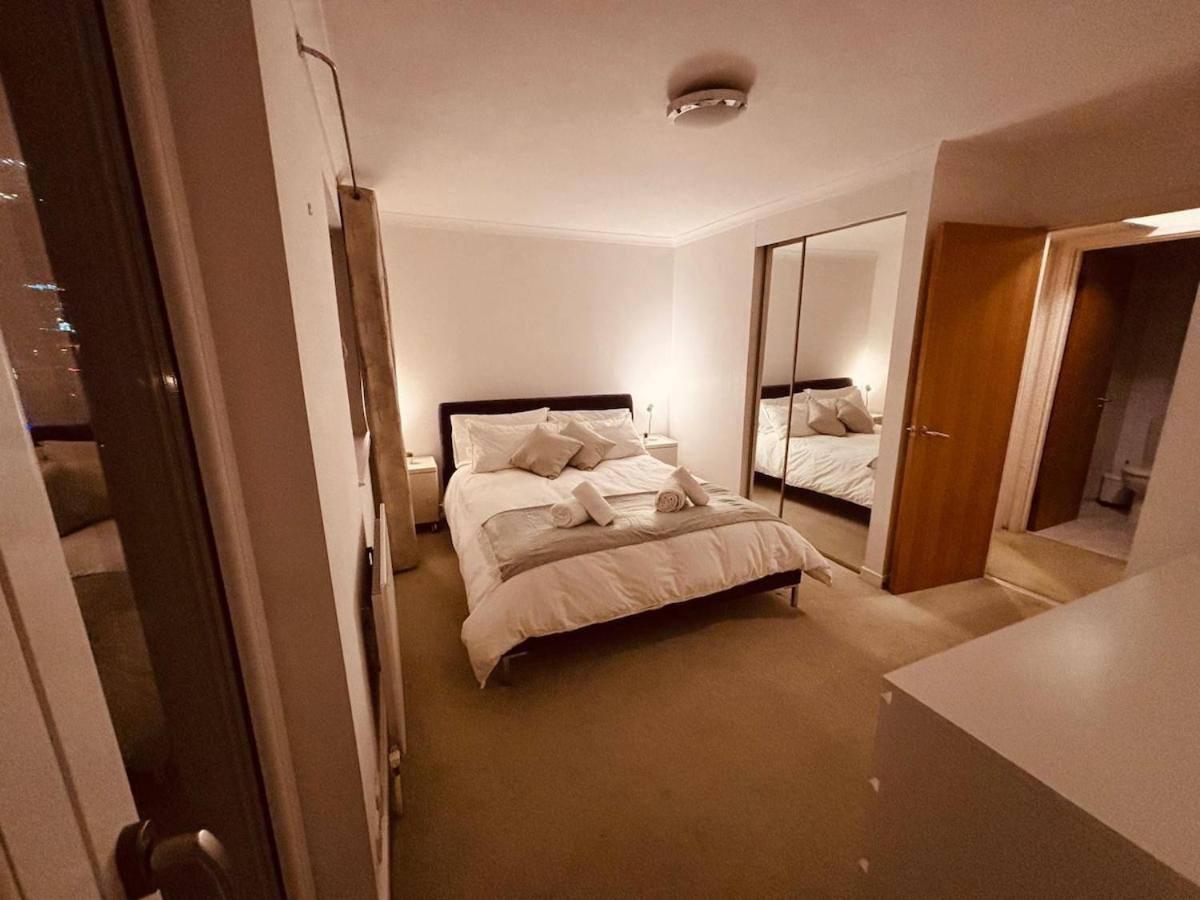 2 Bed Overlooking The Marina, Tower Bridge! Holiday home London